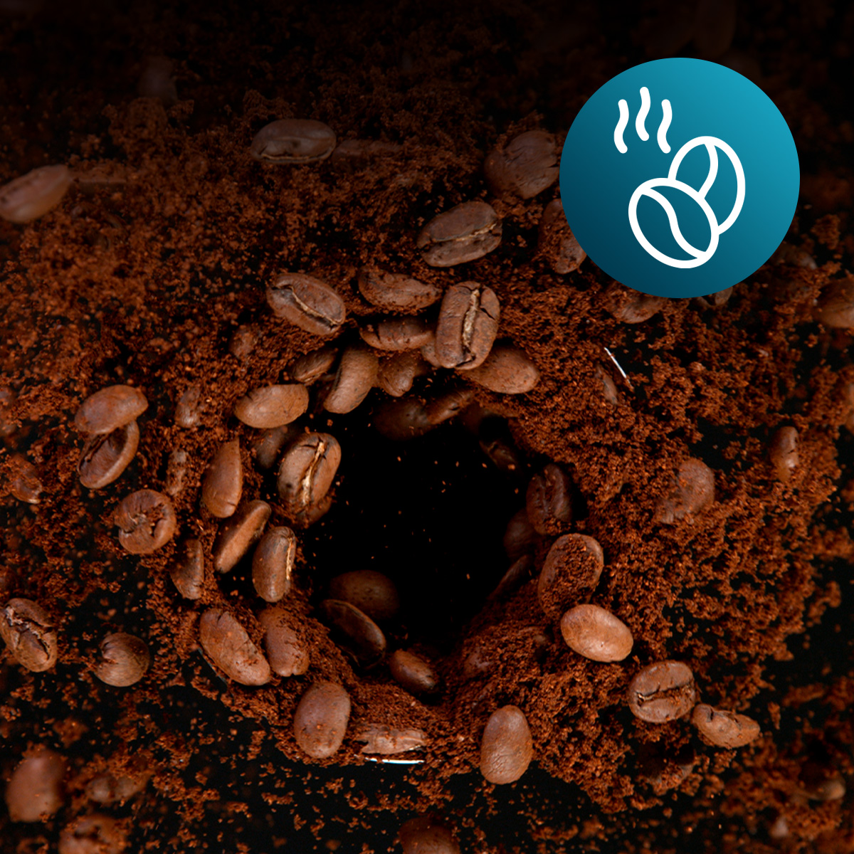 Ziarna kawy i fusy z ikoną parującego ziarna kawy w prawym górnym rogu.