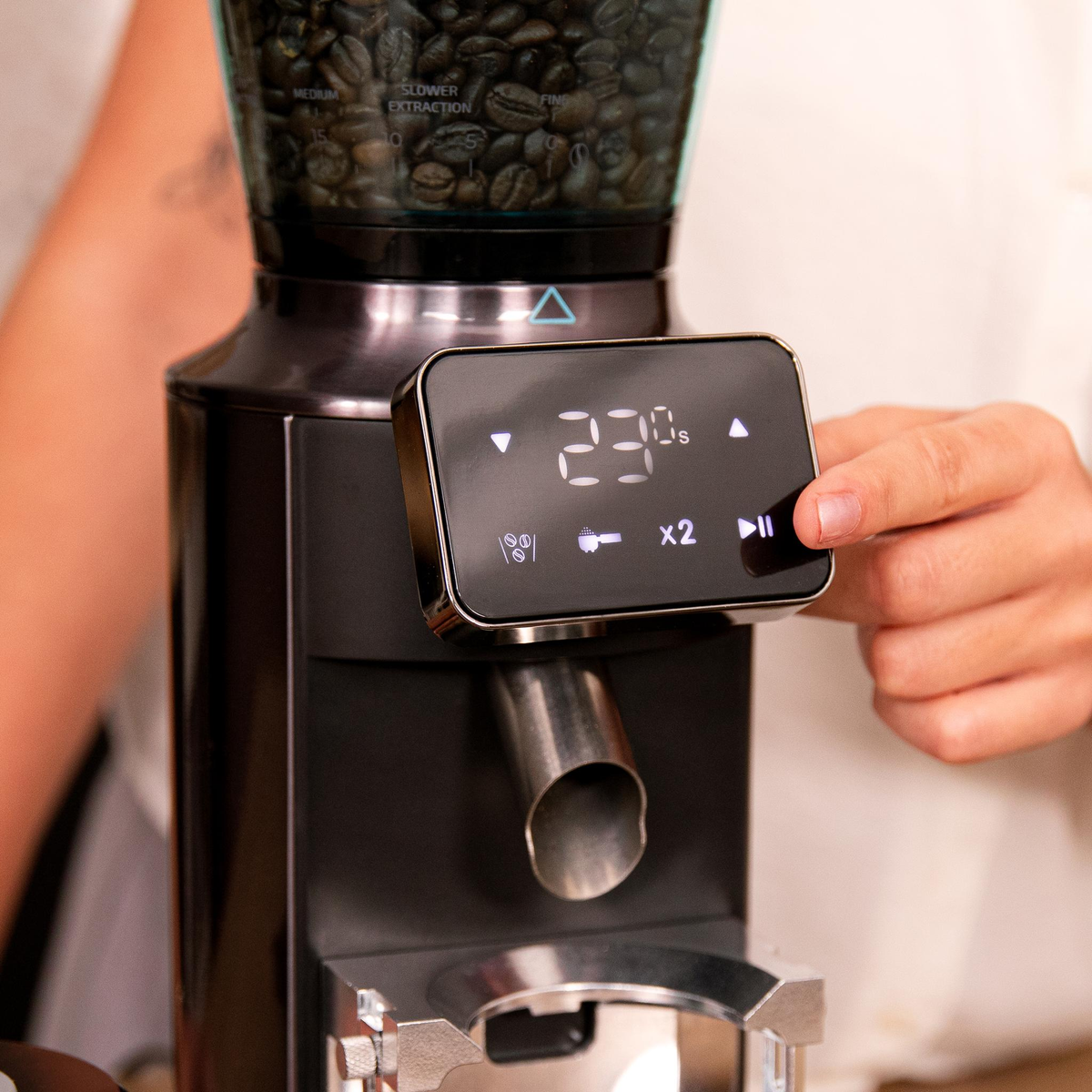 Un macinacaffè con display digitale che mostra tempo e impostazioni.