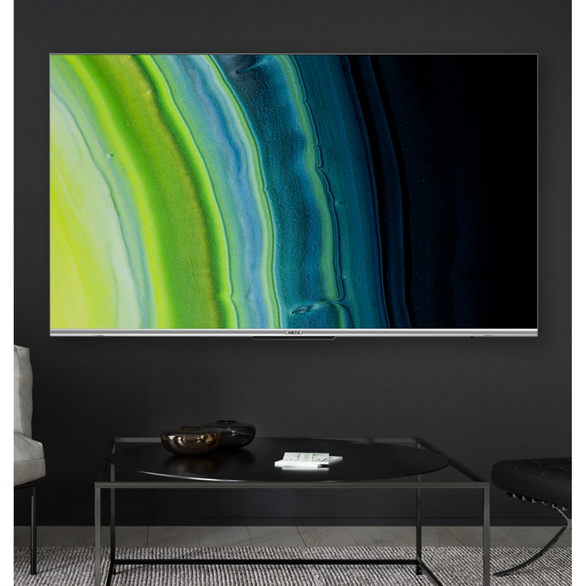 TV su un muro, con un dipinto astratto sullo schermo. Un tavolo nero è in primo piano.