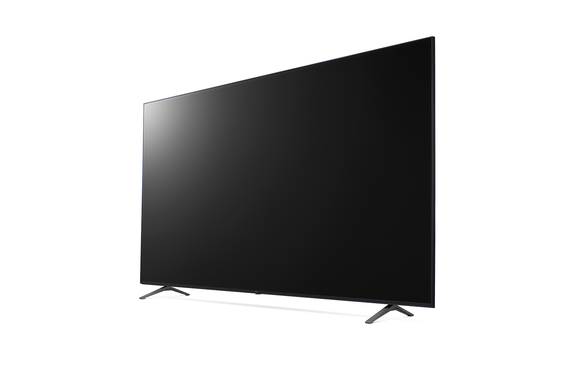 Grote zwarte tv op witte achtergrond, iets gekanteld. Zwarte steunen ondersteunen de tv.