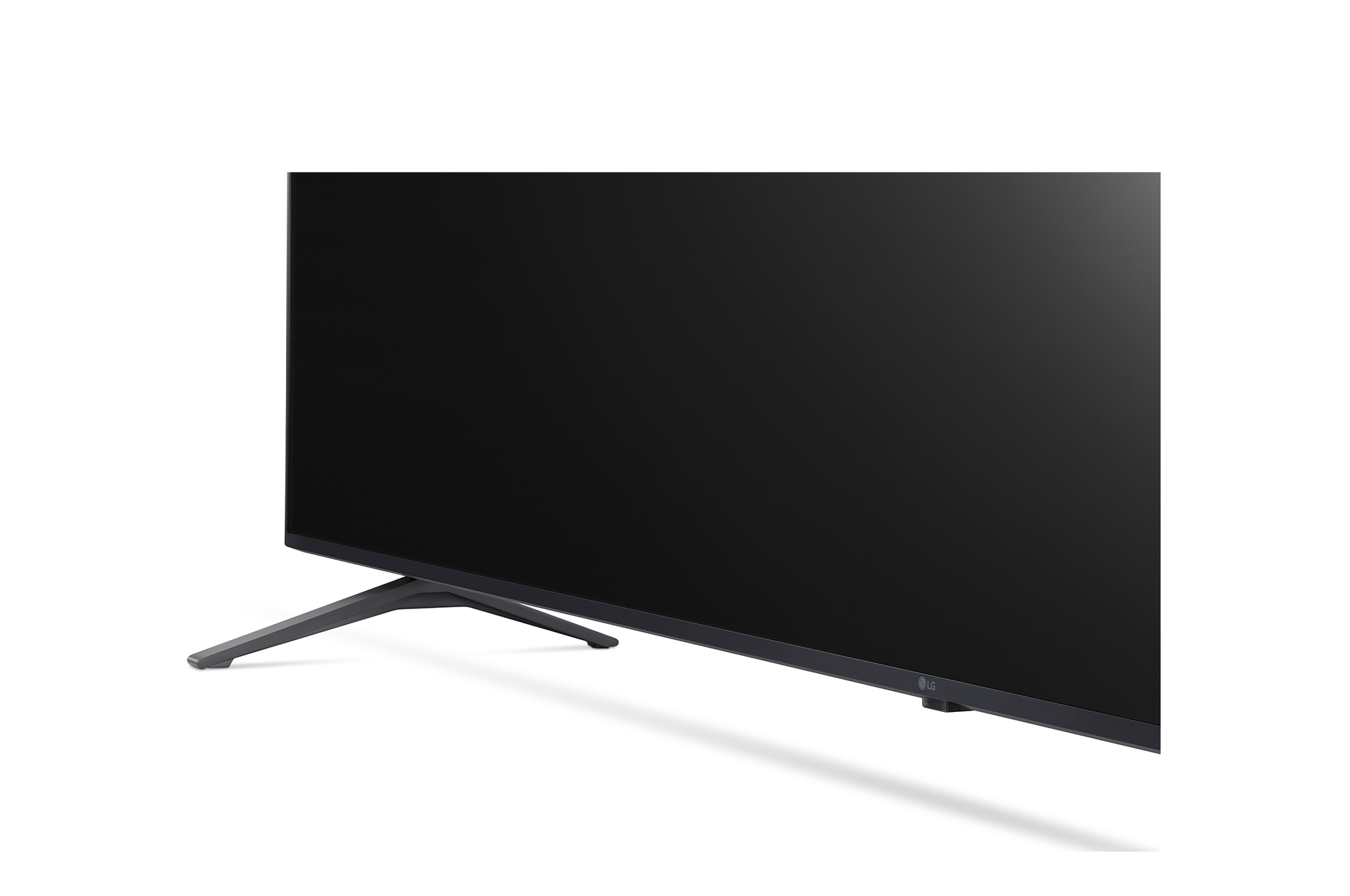 Tv op witte achtergrond, licht gekanteld. Alleen het scherm en de standaard zijn zichtbaar.
