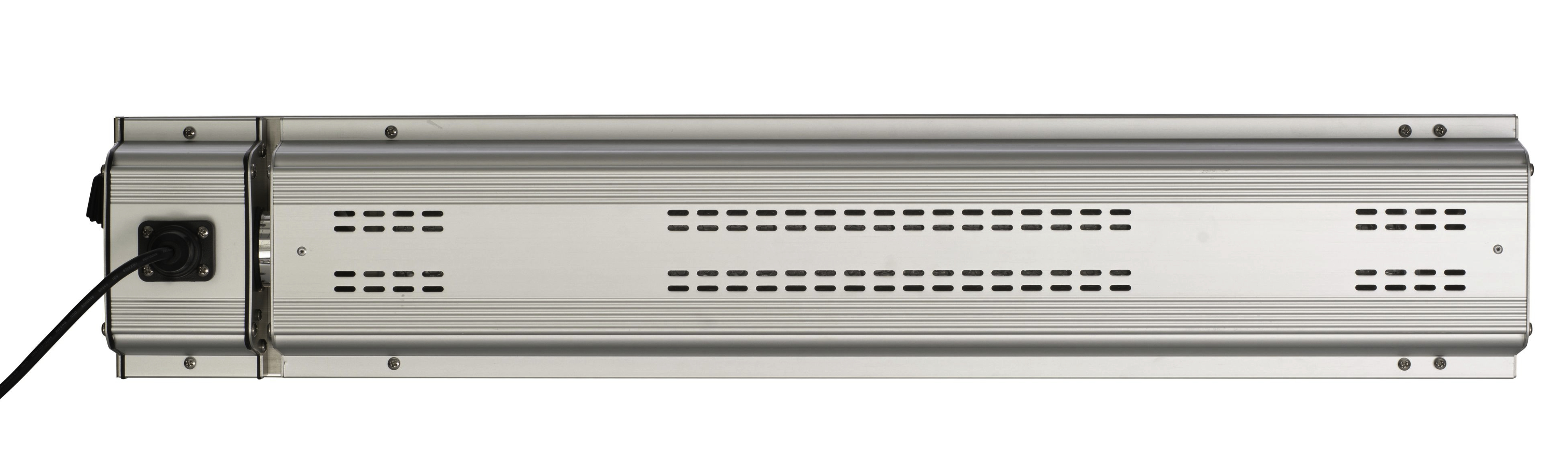 Silbernes, rechteckiges Gerät mit Lüftungsschlitzen, Netzkabel und schwarzem Stecker vor weißem Hintergrund.