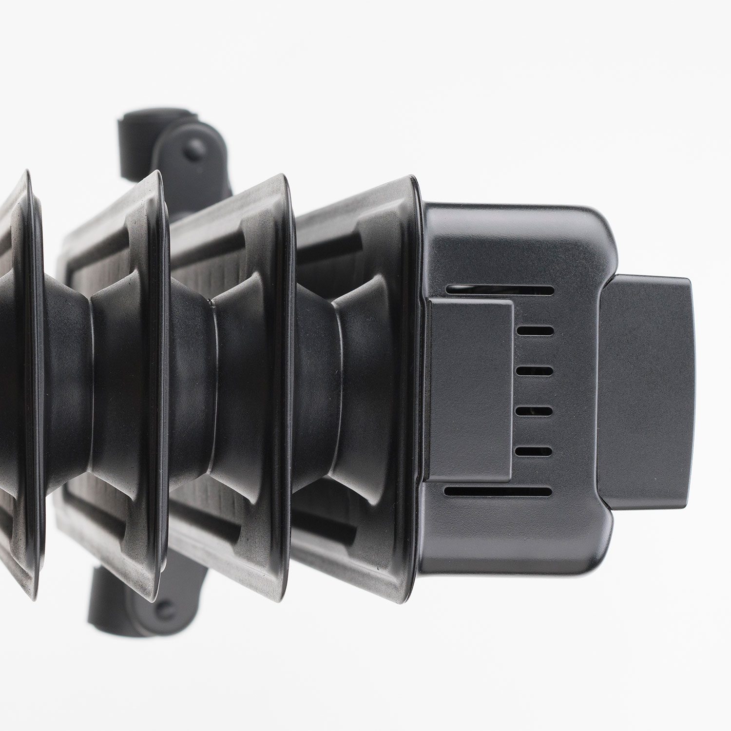 Czarny, metalowy kaloryfer z wieloma panelami, skierowany w stronę widza. Białe tło.