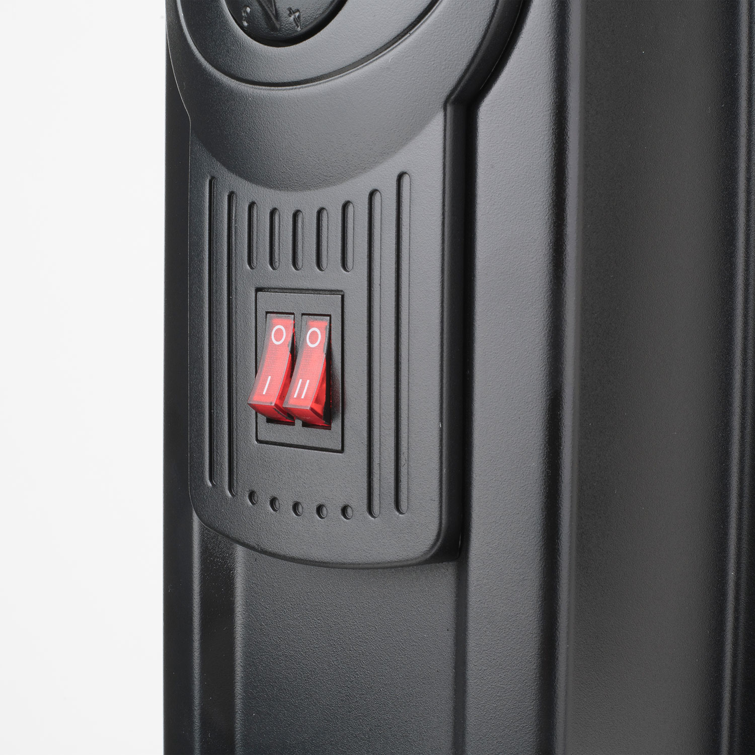Zbliżenie czarnego urządzenia z dwoma czerwonymi przełącznikami i szeregiem małych świateł poniżej.