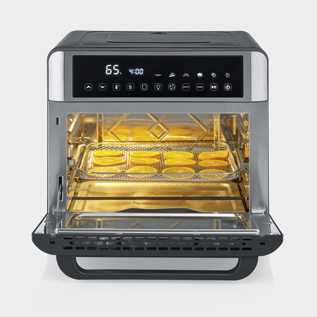 Airfryer met de deur open en eten erin. Digitaal display toont tijd en temperatuur.