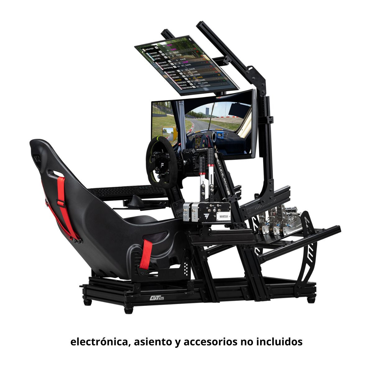 Un simulador de carreras con asiento, volante y pantallas. El fondo es blanco.