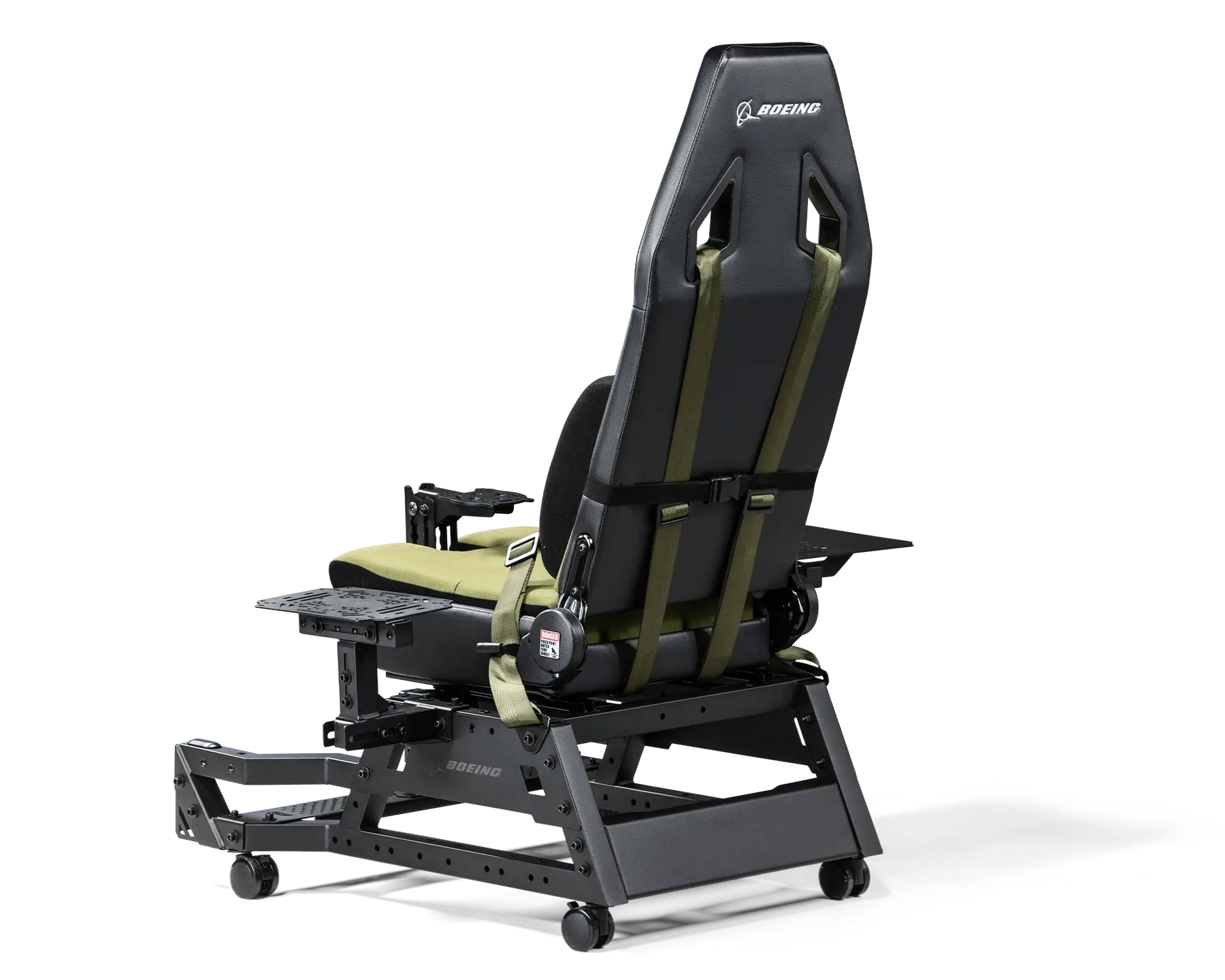 Una sedia da gaming Boeing nera con sedile e imbracatura verdi, su sfondo nero.