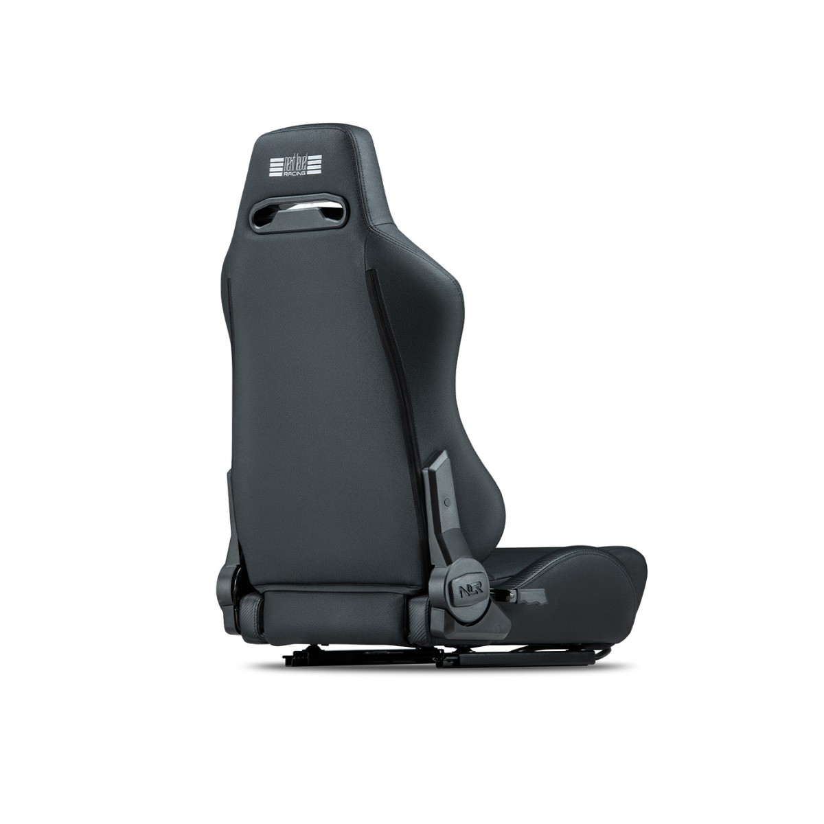 Un asiento de carreras negro. El asiento tiene un reposacabezas, un soporte lateral y el logo NR.