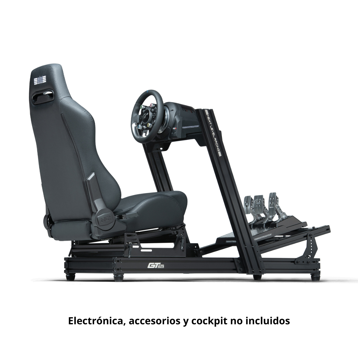 Asiento de simulador de carreras negro, volante y pedales sobre un marco de metal. Texto: Electrónica, accesorios y cabina no incluidos