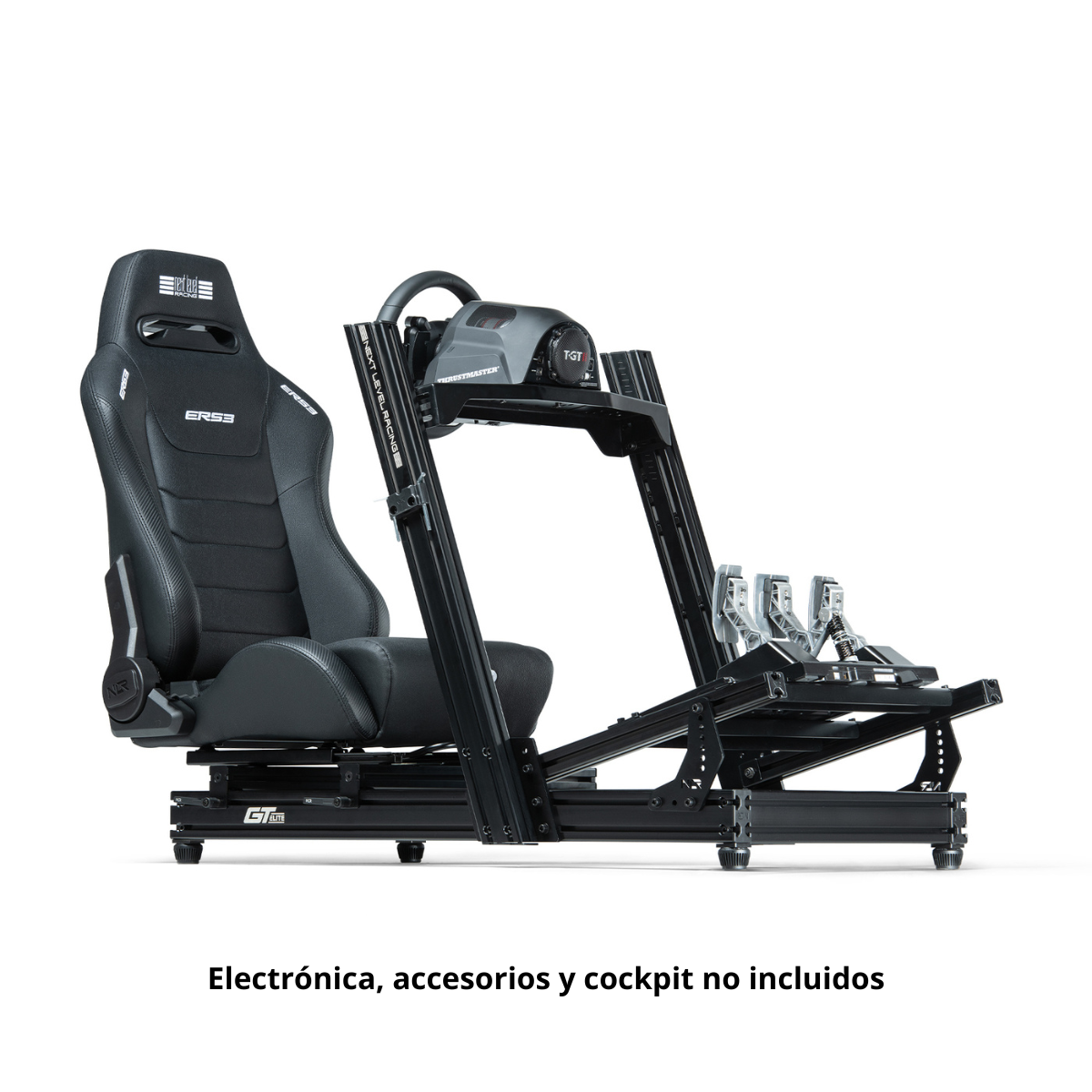 Cabina de simulador de carreras negra. Asiento negro, volante, pedales. Fondo blanco.