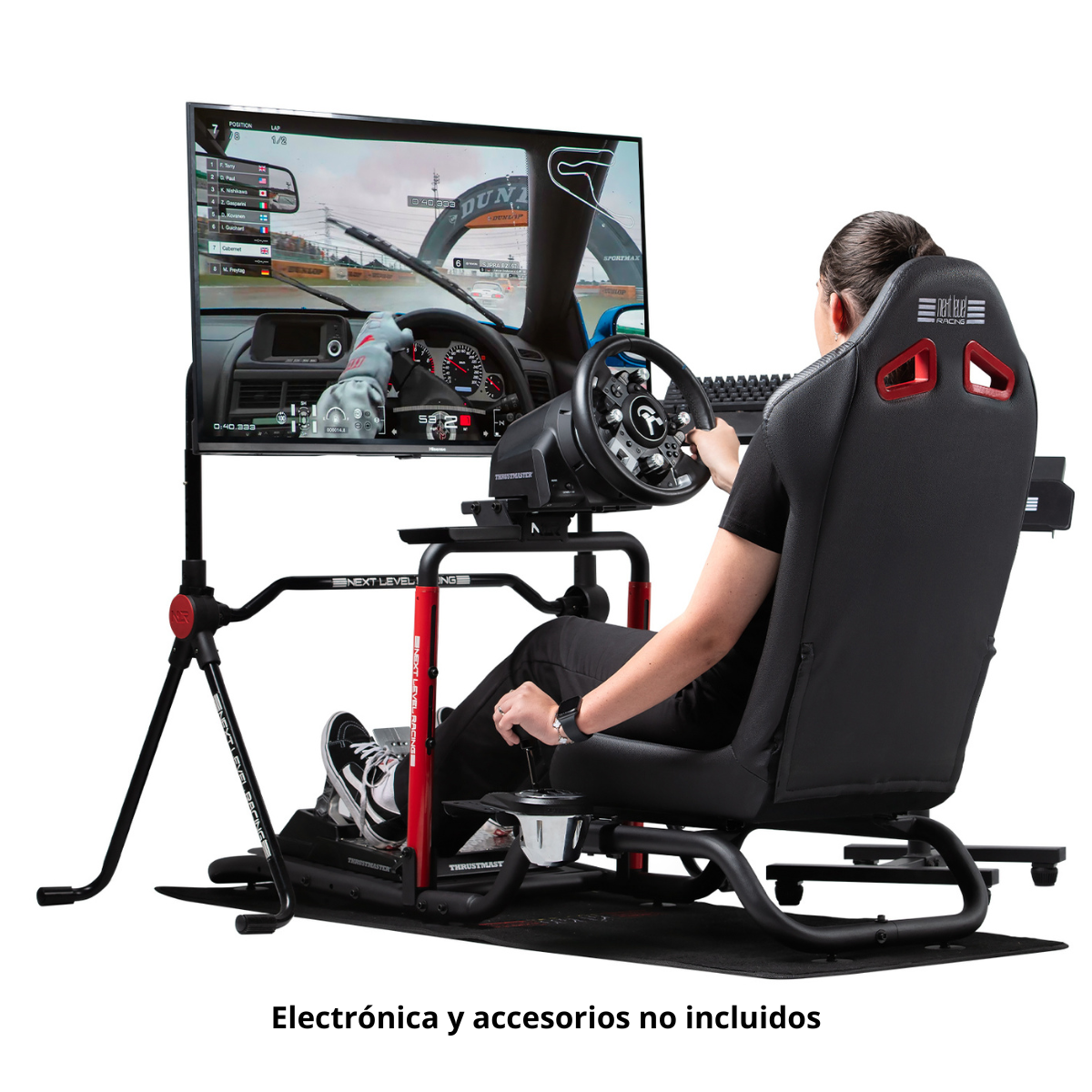 Person in einem Rennsimulator, die ein Lenkrad und Pedale benutzt, mit einem Bildschirm davor.