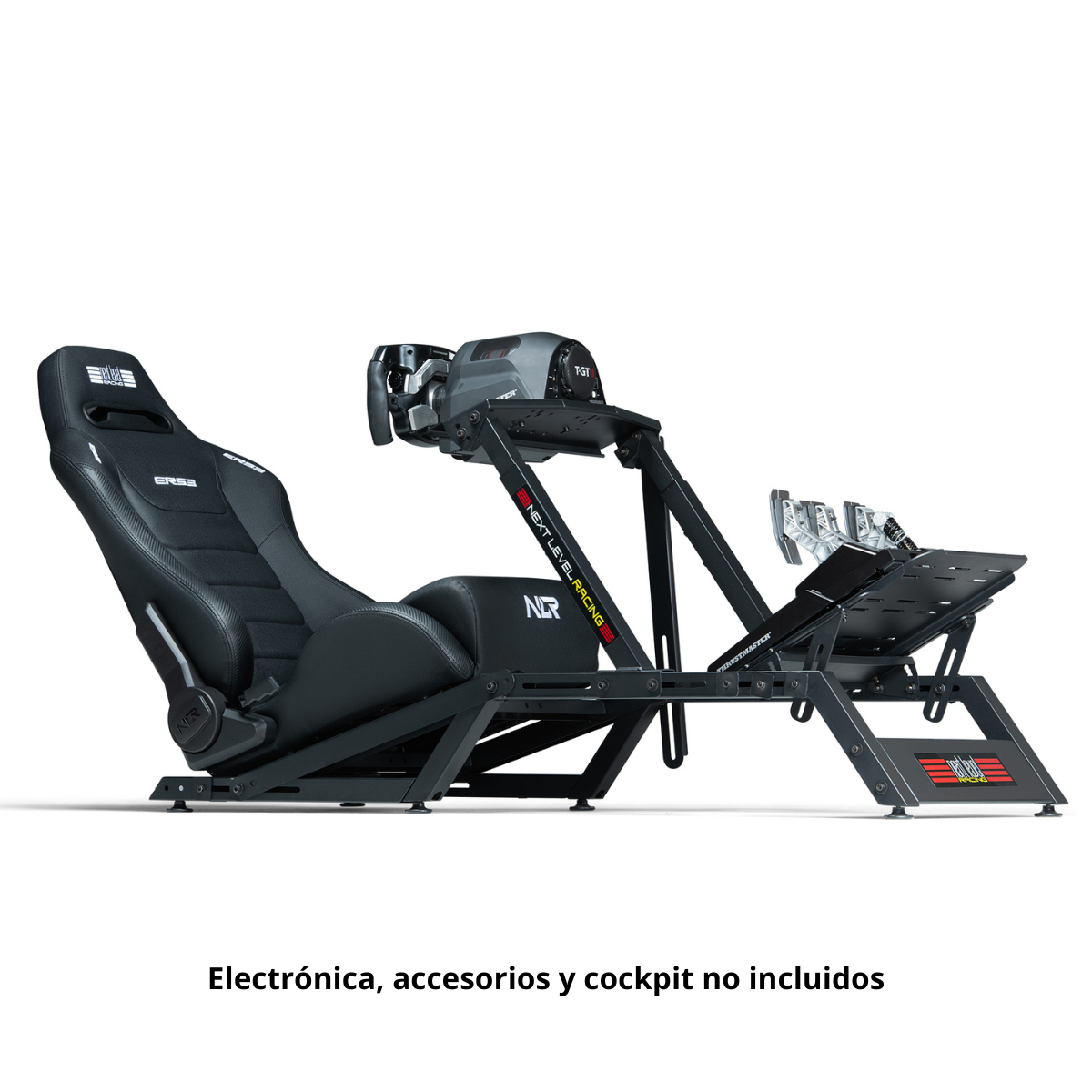Cabina de simulador de carreras negra con asiento, volante y pedales. Logo 'Next Level Racing'.