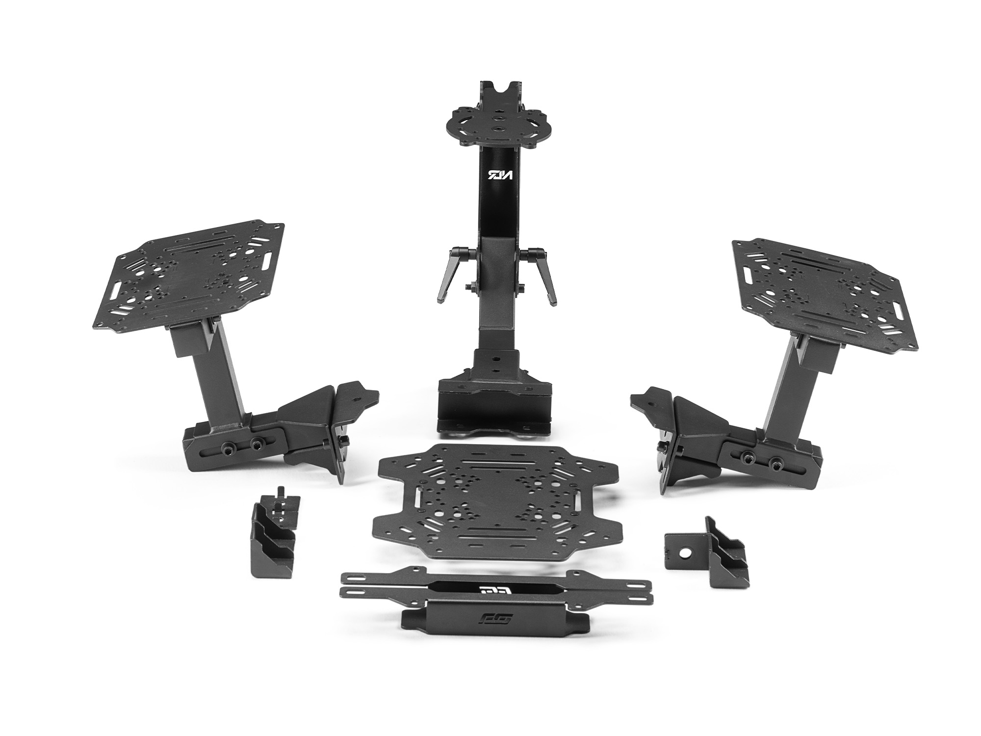 Piezas negras de sim racing rig extendidas sobre una superficie blanca.
