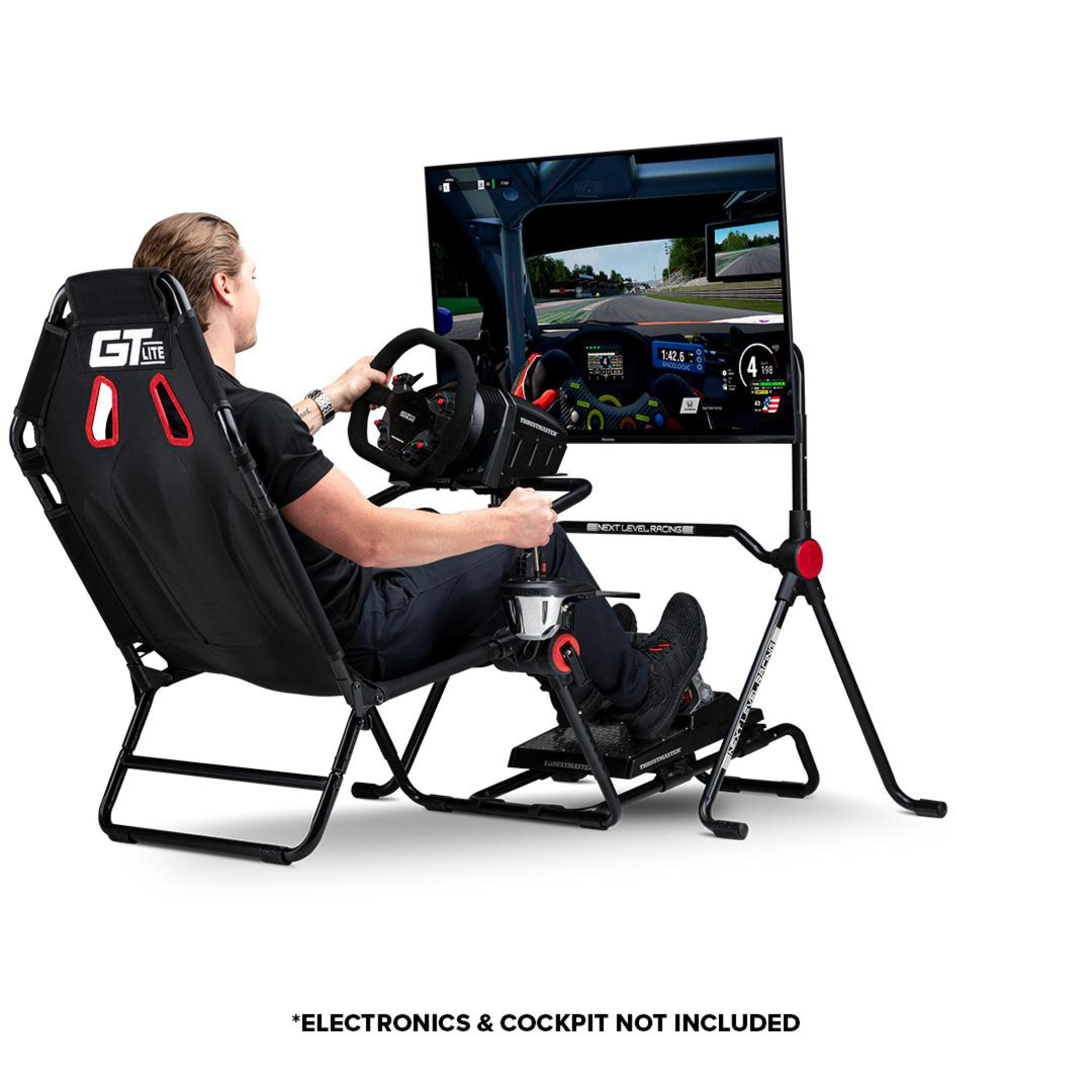 Mann in einem Rennsimulator-Stuhl mit Lenkrad und Monitor.