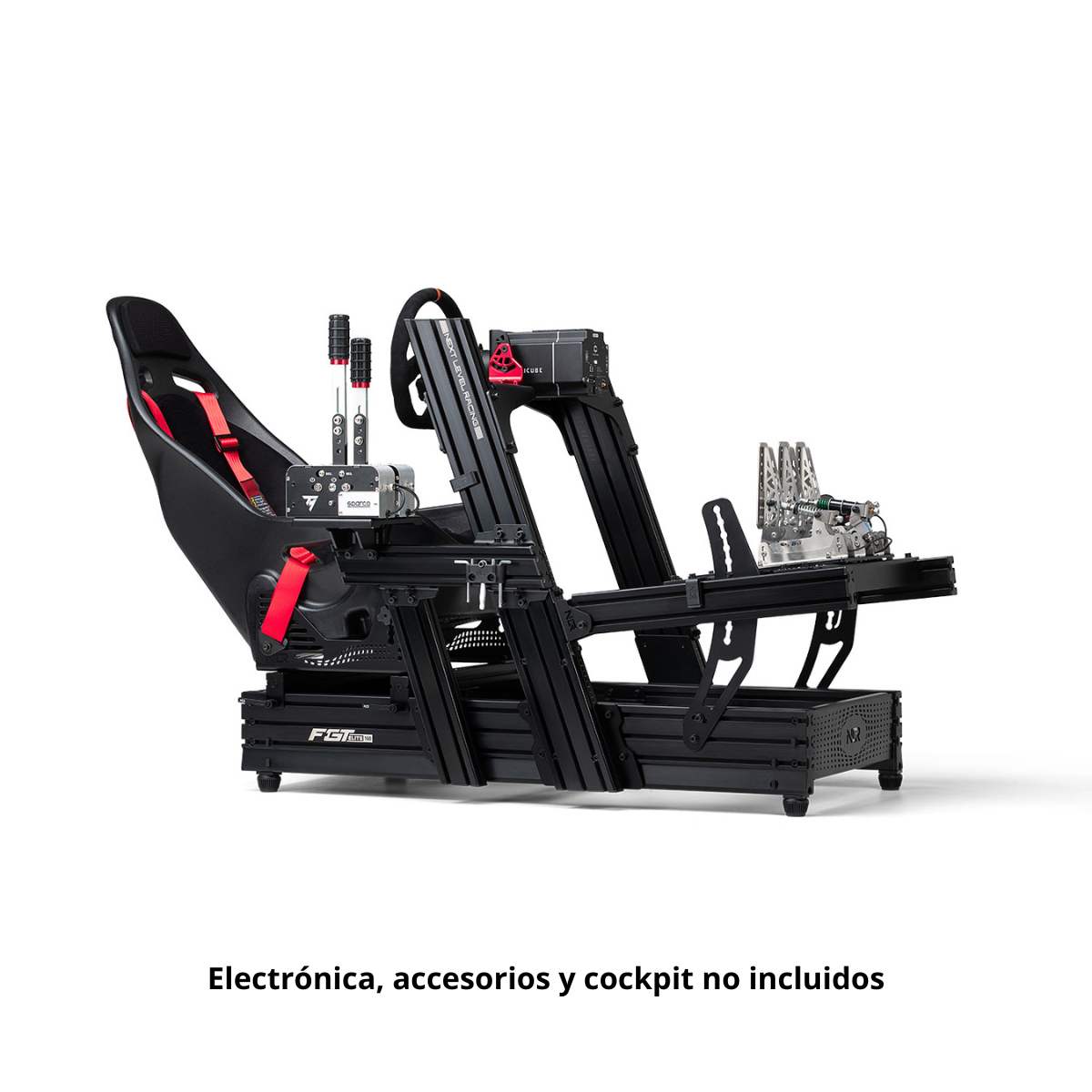 Cabina de simulador de carreras con asiento, volante y controles.