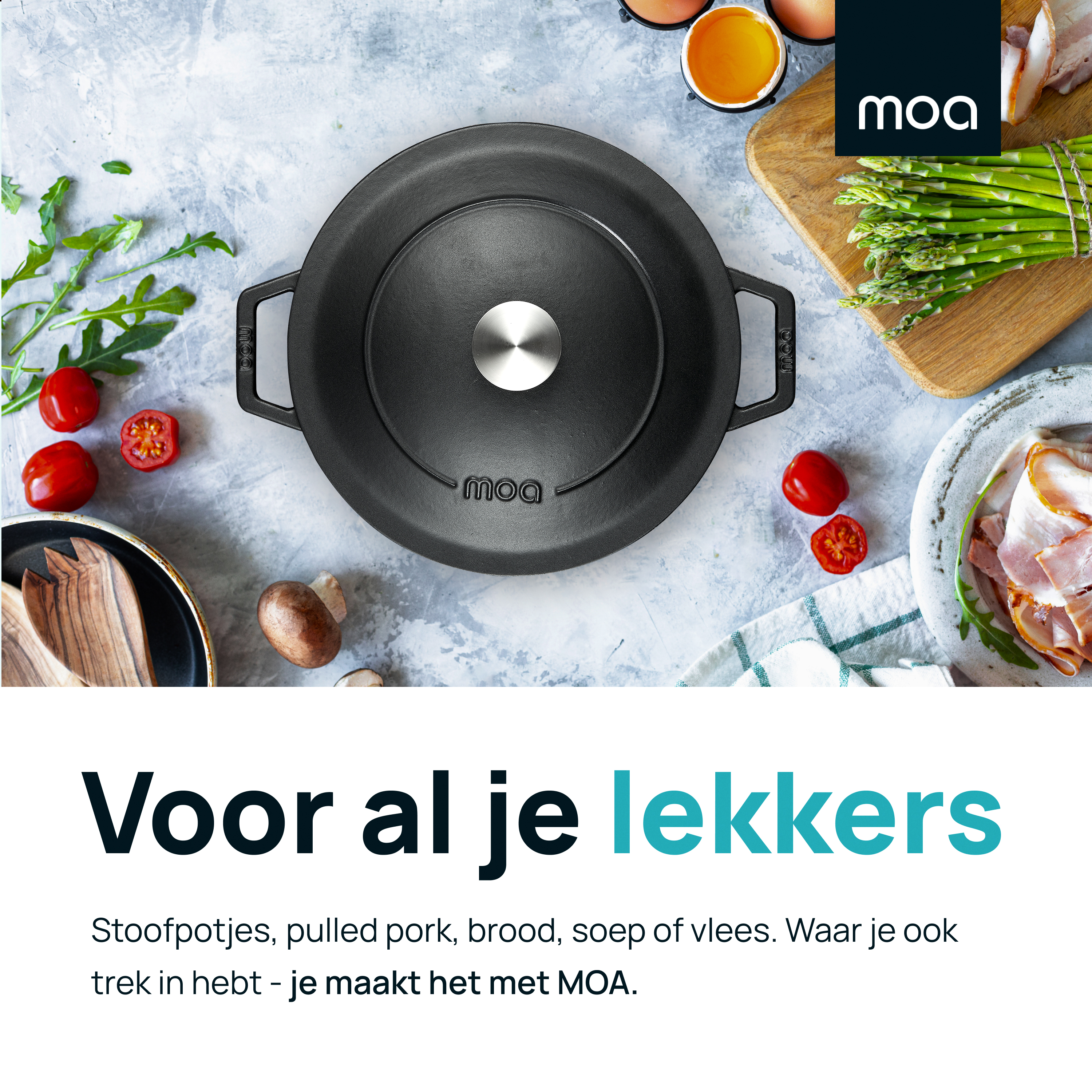 Zwarte MOA pot met deksel. Voedsel rondom: tomaten, eieren en spek.