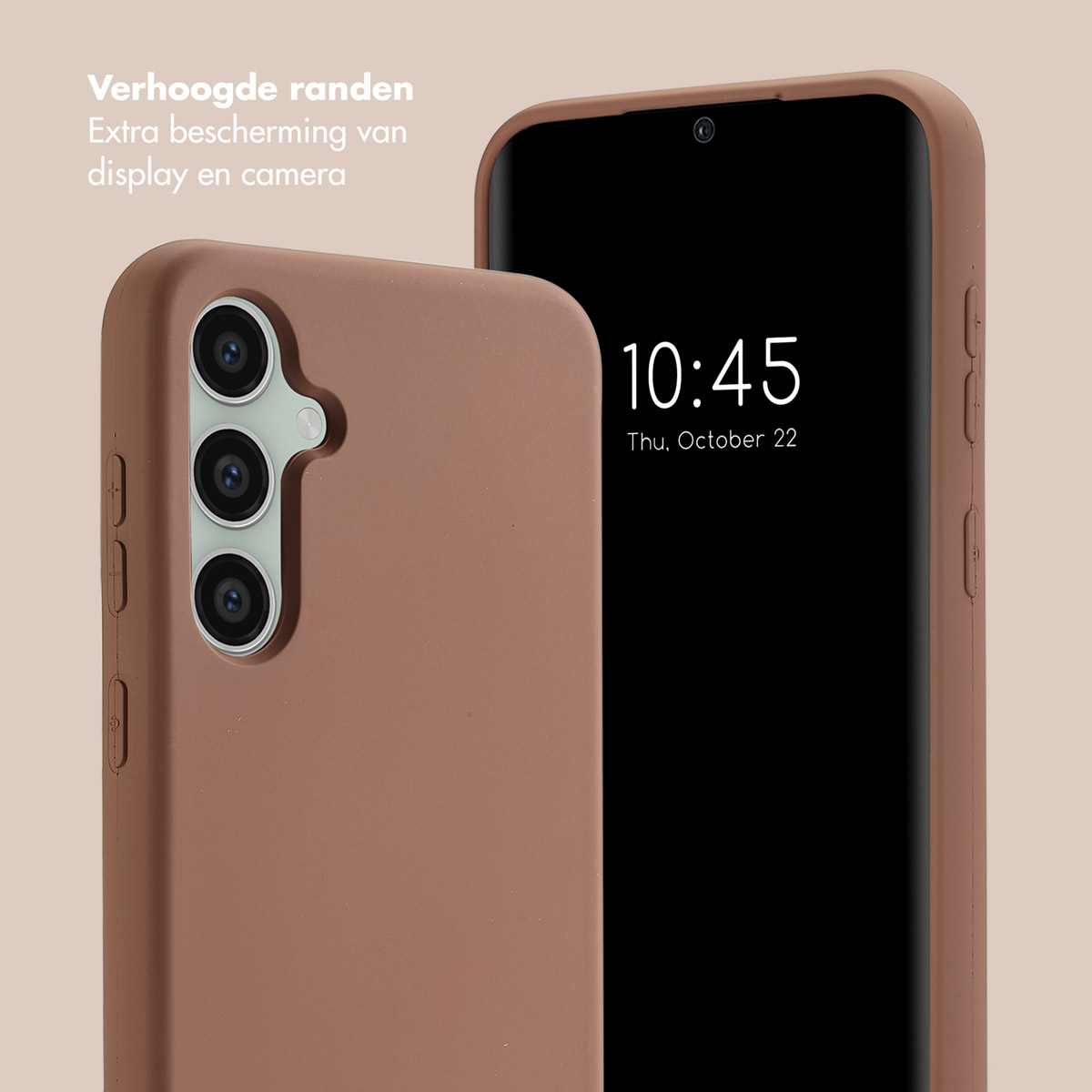 Primo piano di un telefono in una custodia marrone, su una superficie marrone chiaro. Testo: "Verhoogde randen". Schermo visibile.