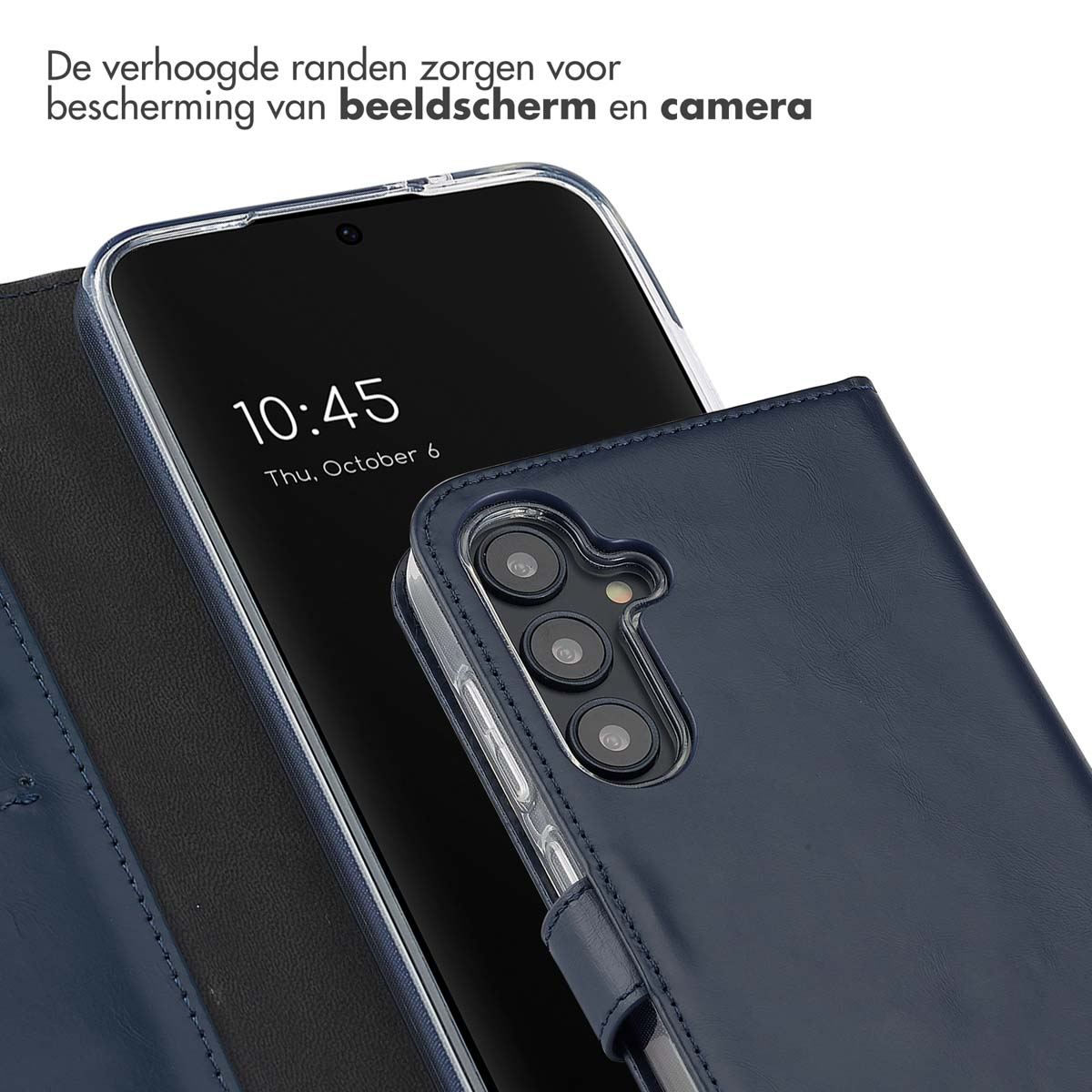 Telefoon in blauwe hoes. Scherm toont tijd en datum. Tekst: De verhoogde randen beschermen.