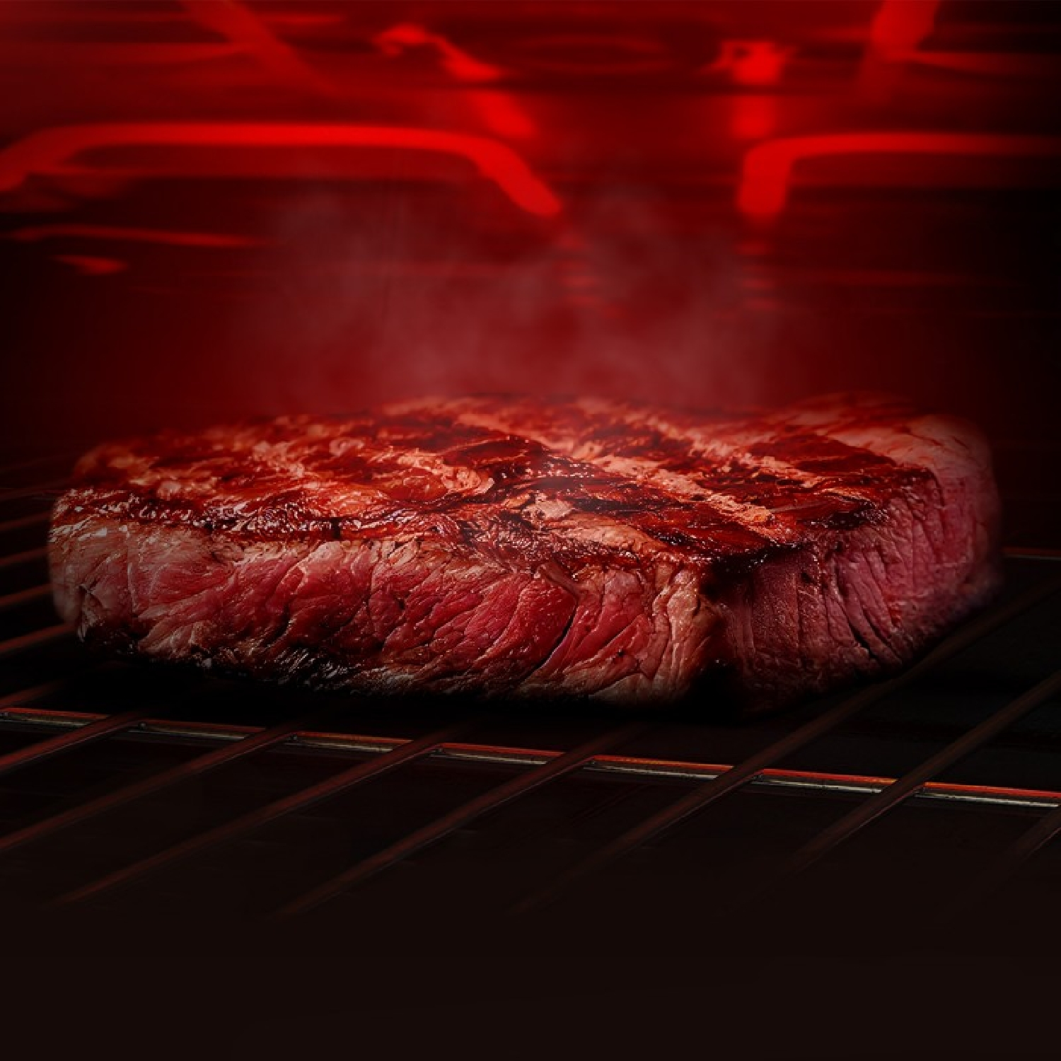 Un filete en una parrilla, iluminado por luces rojas. El filete tiene marcas de parrilla y está rodeado de oscuridad.
