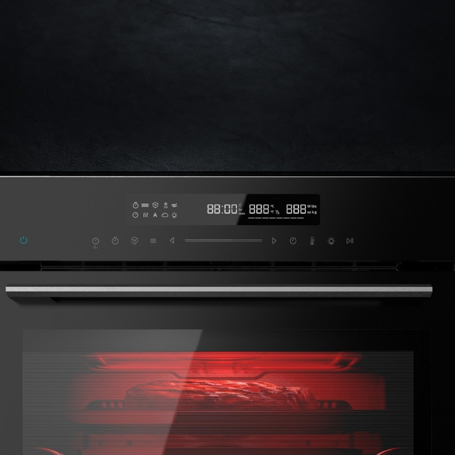 Primer plano del panel de control de un horno negro. Muestra la hora, la temperatura y símbolos.