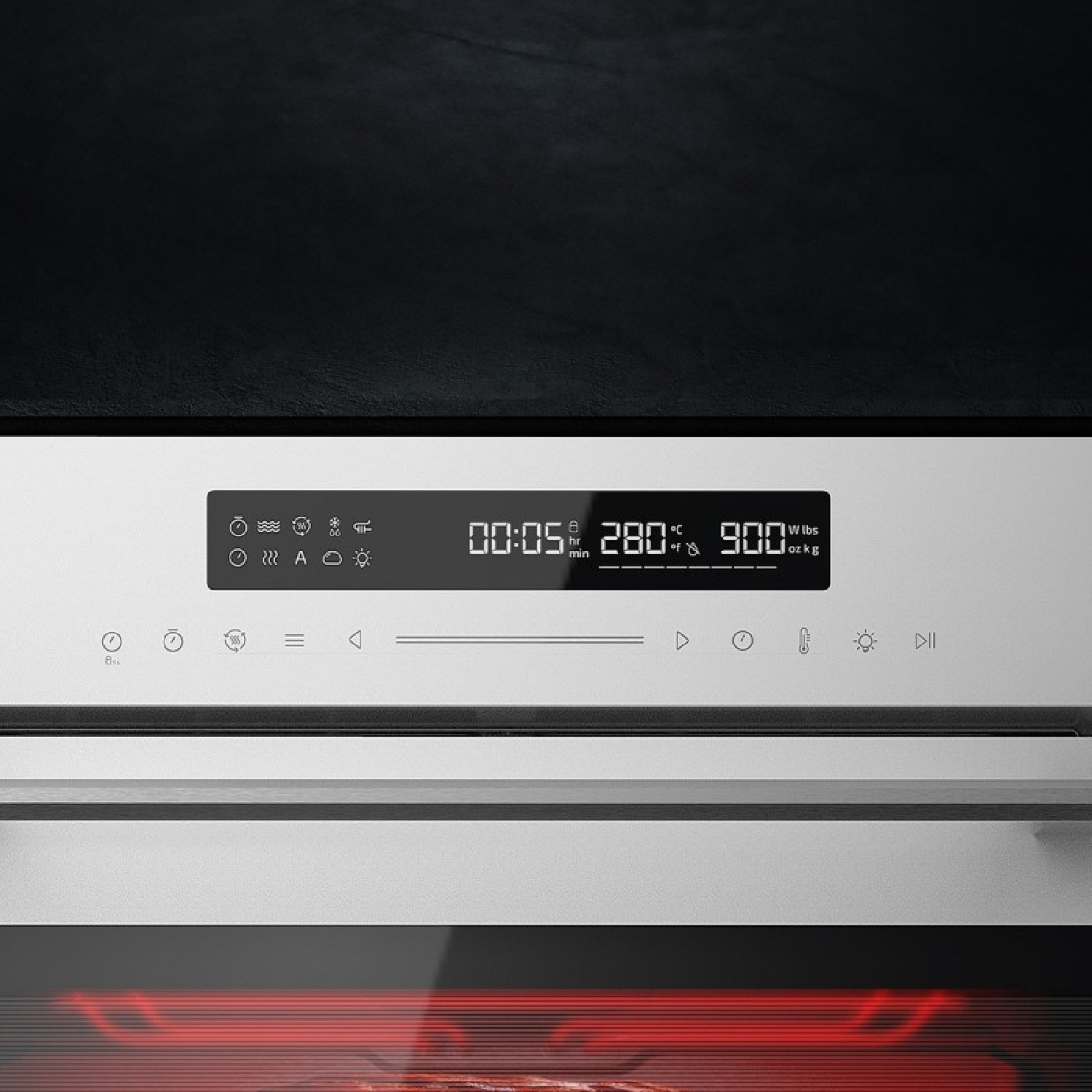 Panel de control de horno con pantalla digital. Muestra tiempo, temperatura y ajustes de potencia.