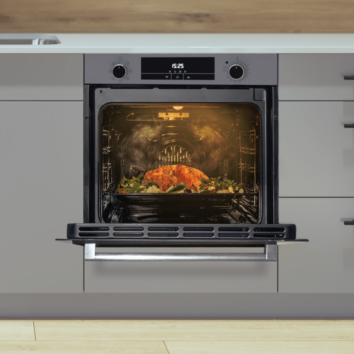 Horno con puerta abierta, plato cocinado dentro y ambiente de cocina moderno.