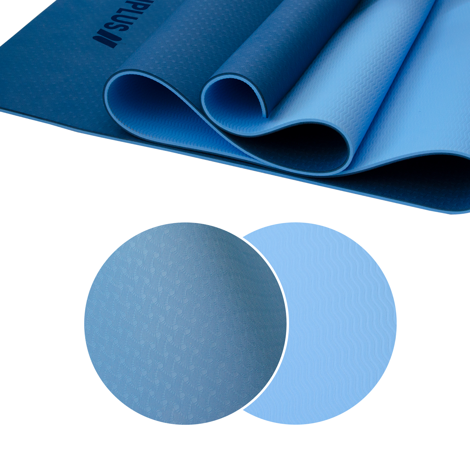 Esterillas de yoga azules, dos enrolladas y una plana. Detalle de la textura visible.