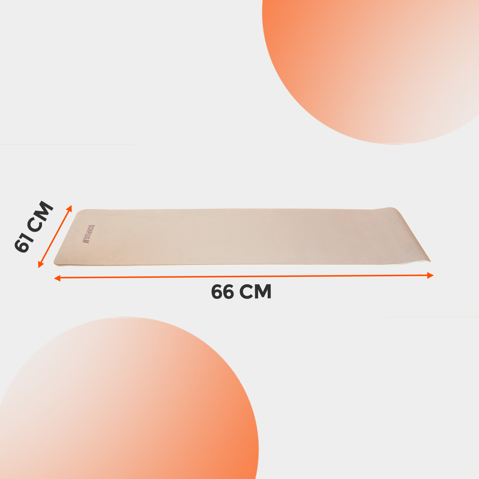 Una esterilla de yoga beige con dimensiones: 61 cm ancho, 66 cm largo.