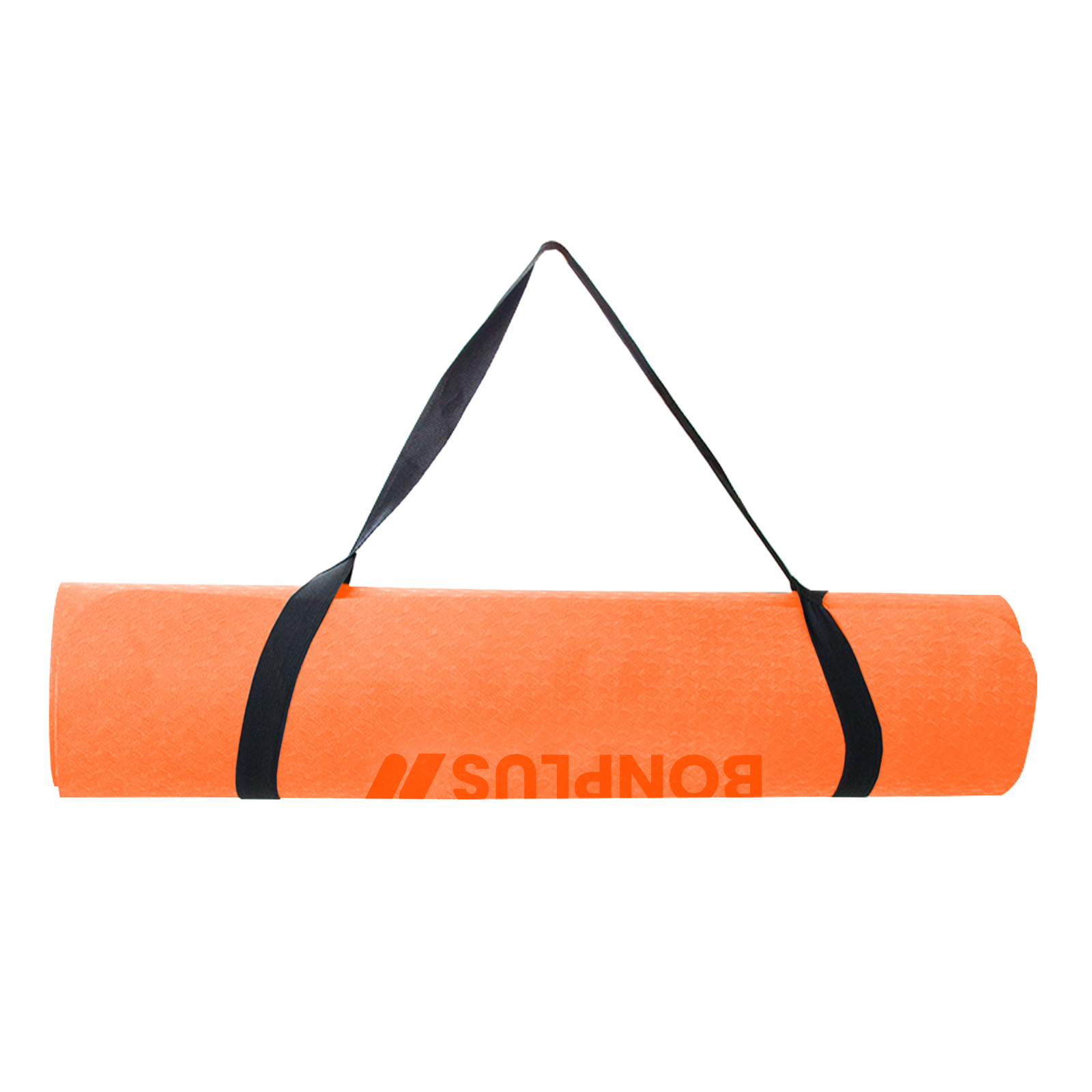 Esterilla de yoga naranja enrollada, con correas negras y un logotipo blanco. Llevada por una correa negra.