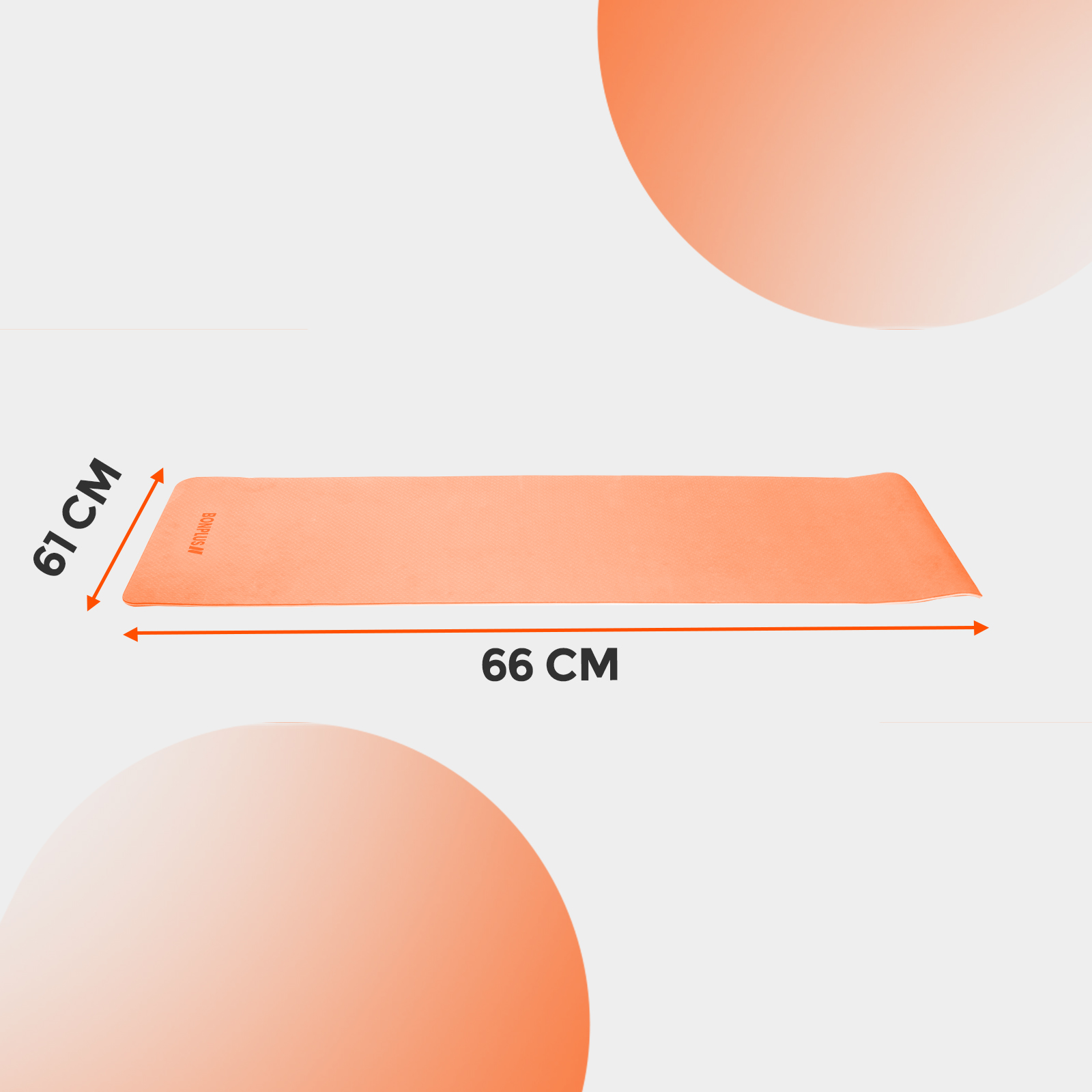 Esterilla de yoga naranja con etiquetas de dimensiones sobre un fondo degradado.