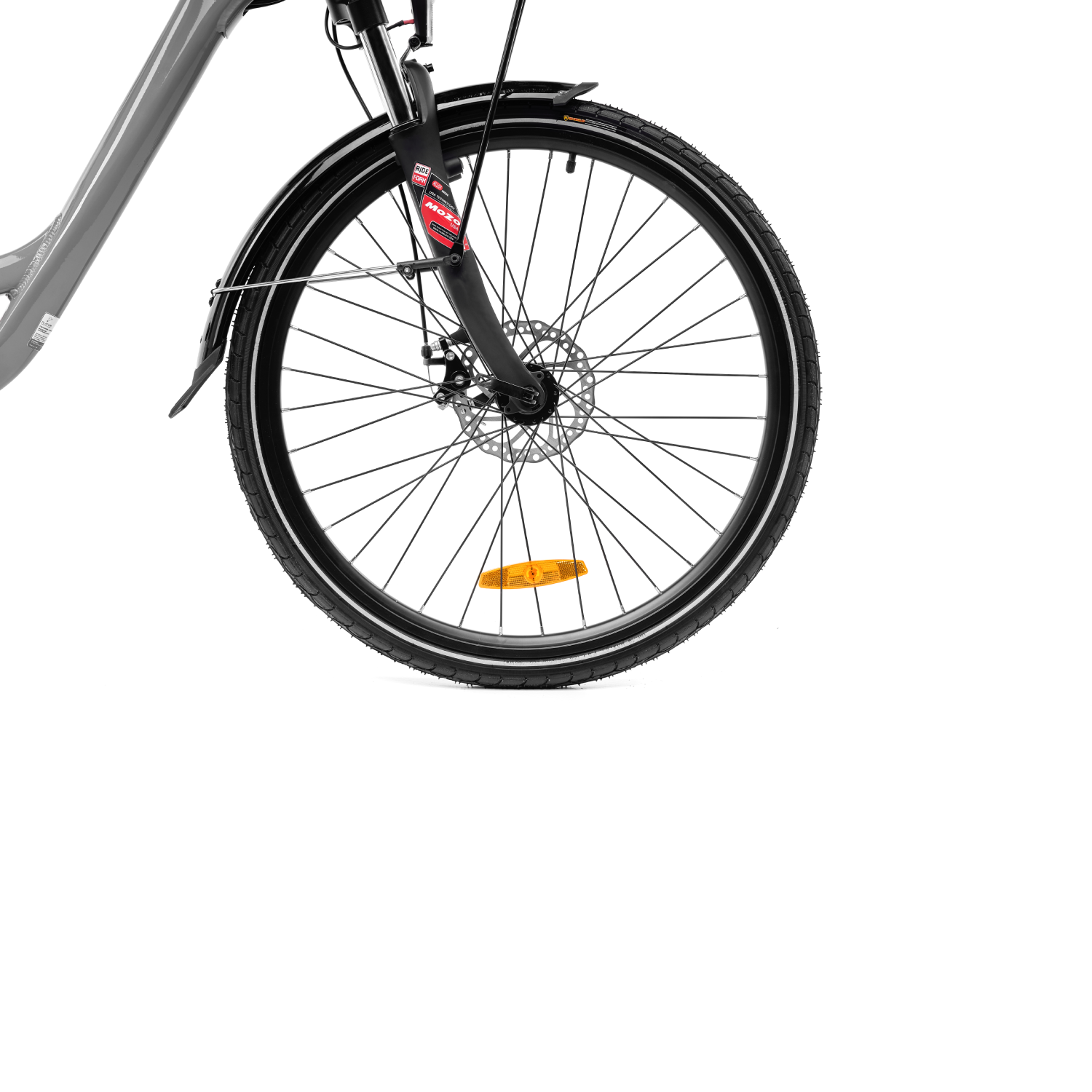 Koło roweru z czarną oponą i hamulcem tarczowym.