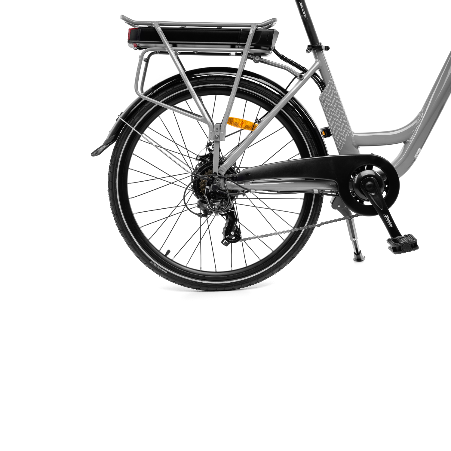 Zbliżenie na rower elektryczny, skupiając się na tylnym kole i jego komponentach.