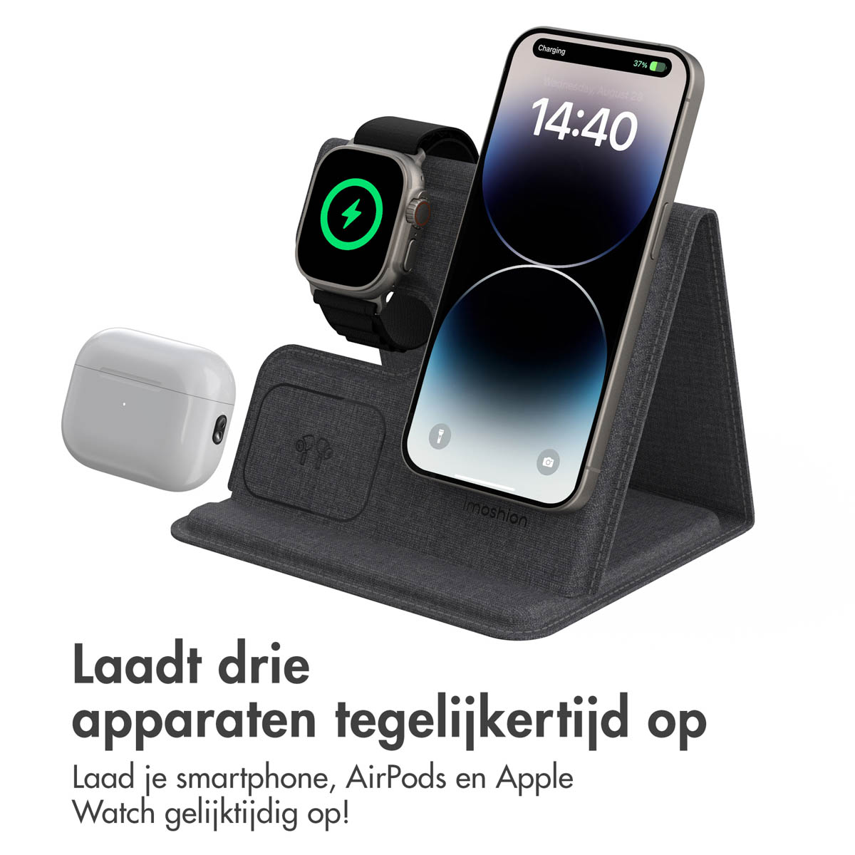 Oplaadstation met telefoon, horloge en AirPods. De horloge en telefoon worden opgeladen. Grijze stoffen ondergrond.