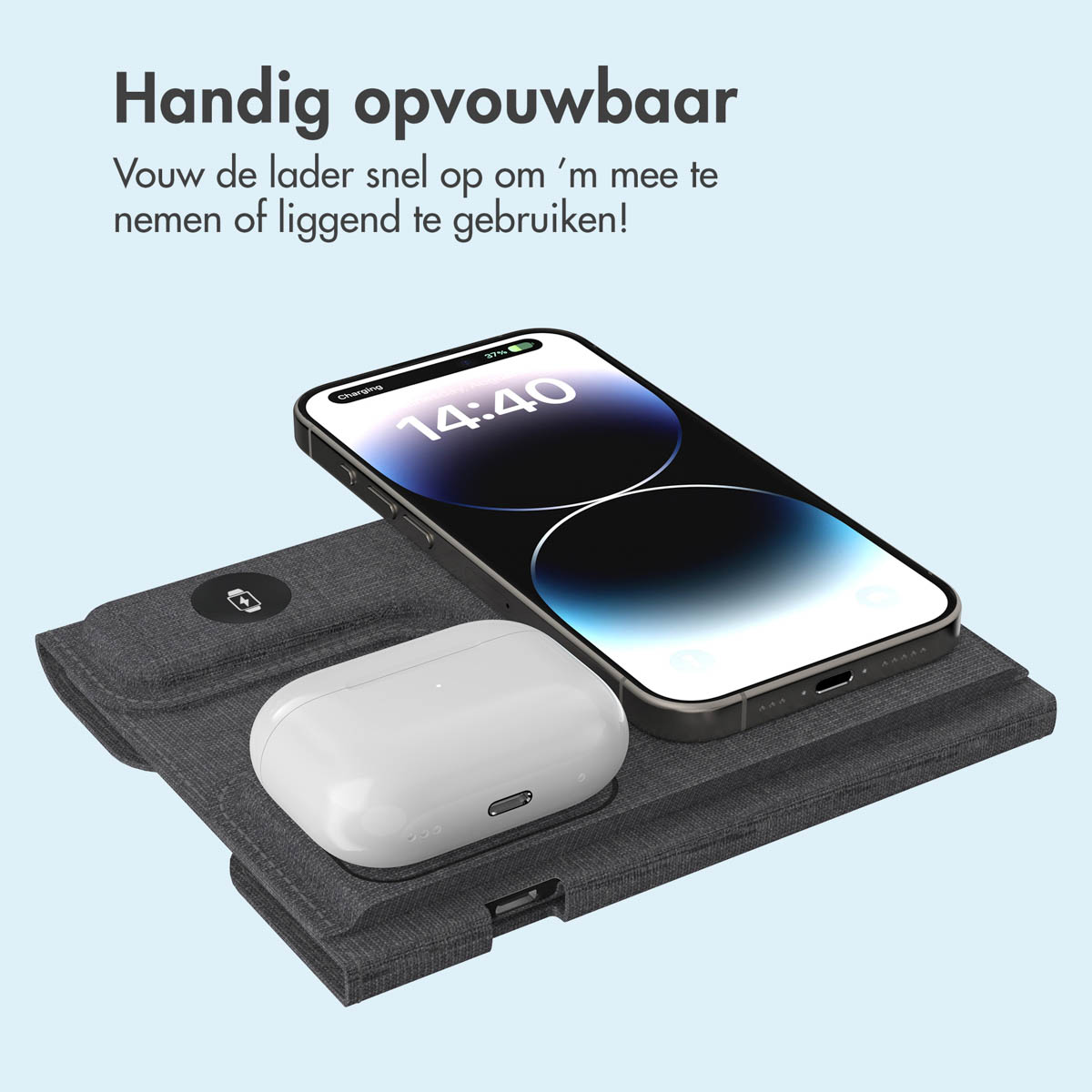 Een telefoon en oordopjes op een oplaadpad. De telefoon toont de tijd 14:40.