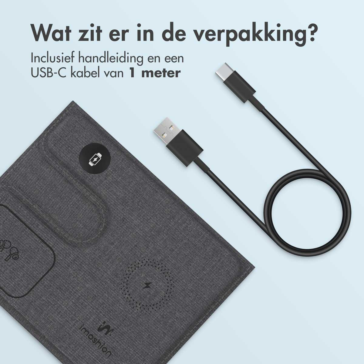 Een grijze draadloze oplader, een USB-C-kabel en een gebruikershandleiding op een blauwe achtergrond.