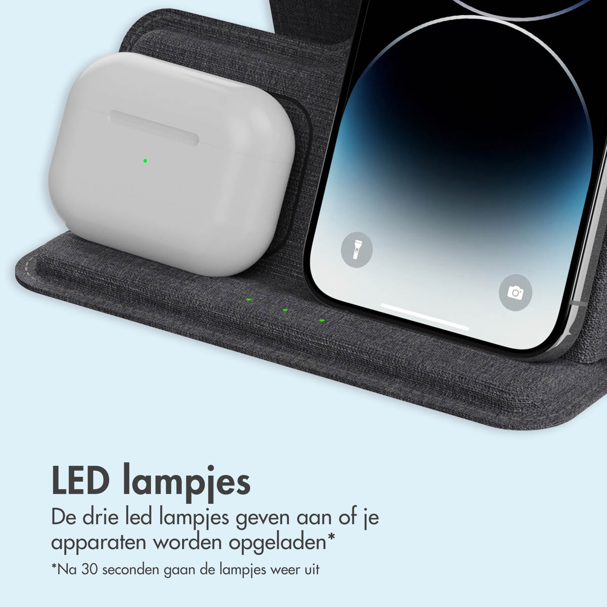 Witte AirPods-case en telefoon op oplaadpad met groene LED-lampjes. Opladen.
