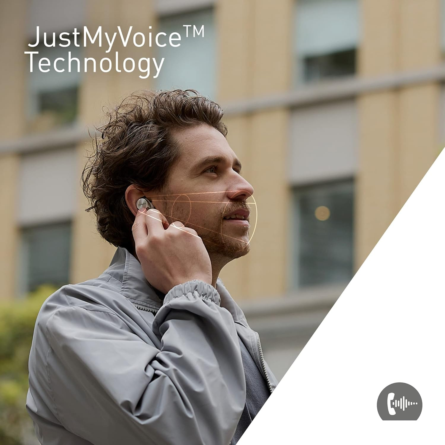 Ein Mann mit Ohrhörern, der nach oben schaut, mit dem Text "JustMyVoice™ Technology".