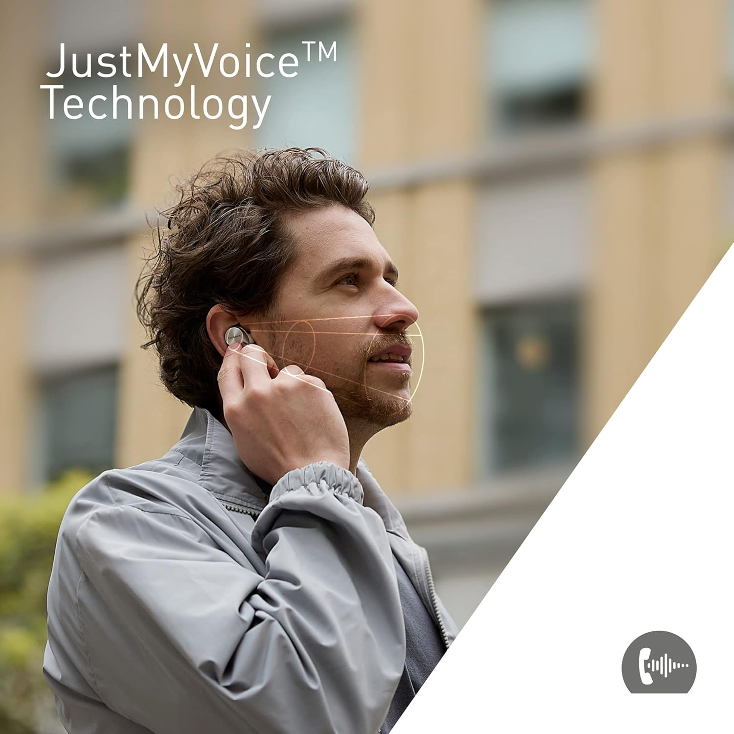 Mann mit Ohrhörern, blickt nach oben. JustMyVoice™ Technology Grafik-Overlay um sein Gesicht.