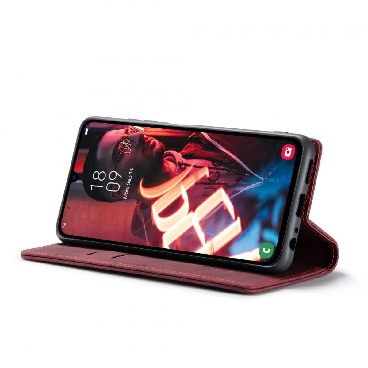 Ein Smartphone in einem roten Etui, das einen Sperrbildschirm mit Neon-Zeichen zeigt.