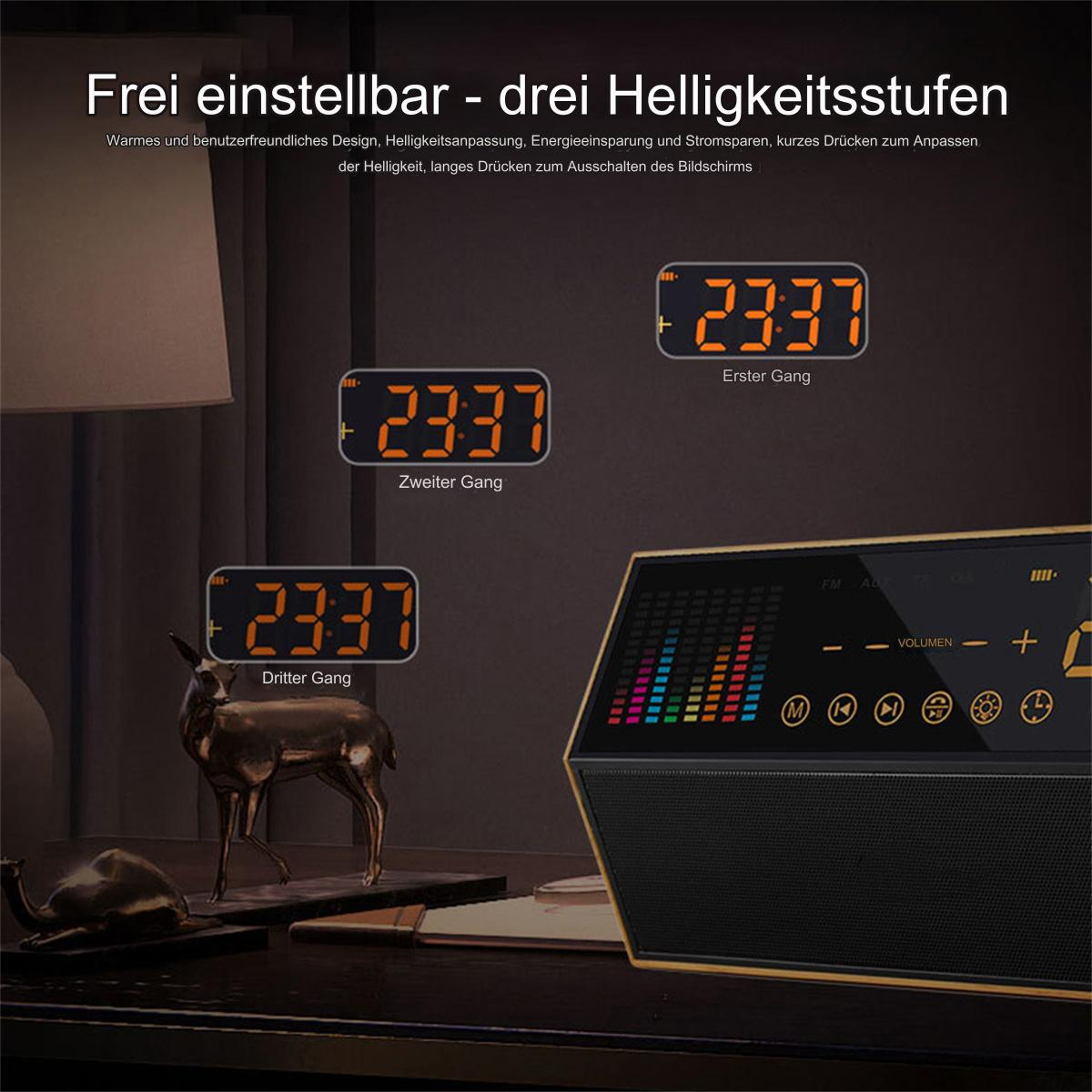 Digitaluhr mit der Anzeige 23:37 bei drei verschiedenen Helligkeitsstufen. Eine goldene Hirschstatue und ein Lautsprecher stehen auf dem Tisch.