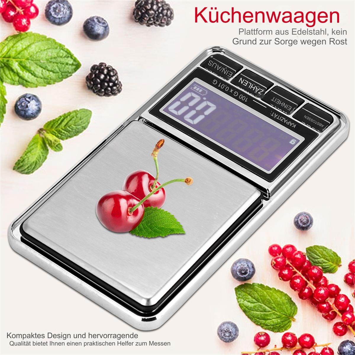 Digitale Küchenwaage mit Kirschen, Blaubeeren und Brombeeren drumherum.