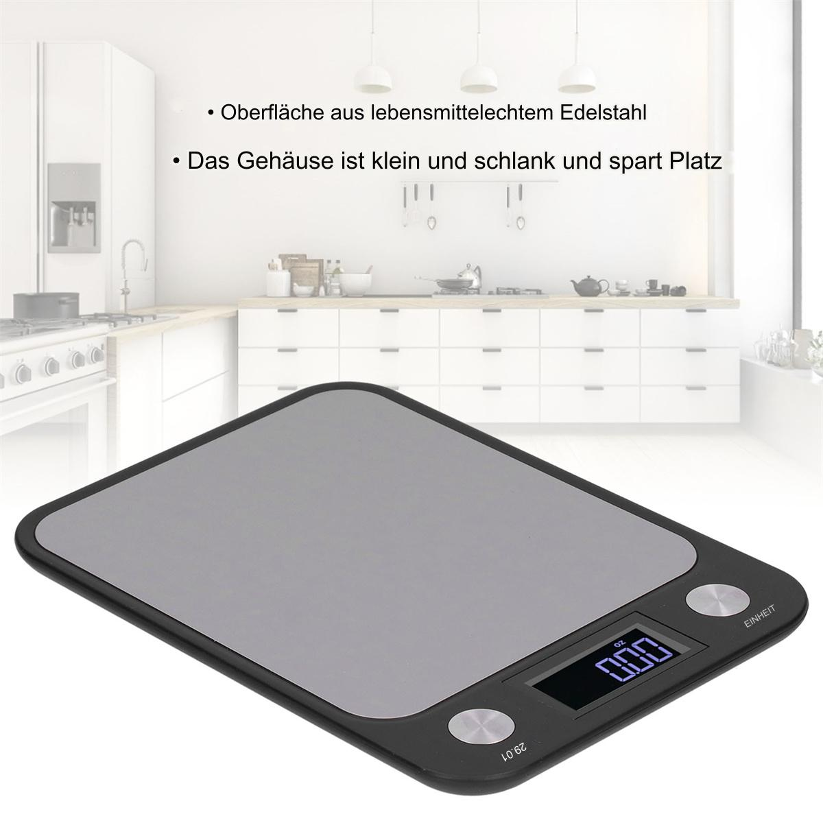 Eine schwarze digitale Küchenwaage auf weißer Oberfläche, mit Küchenkulisse im Hintergrund.