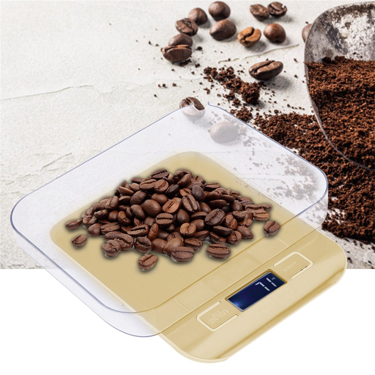 Waage mit Kaffeebohnen. Das Display zeigt ein Gewicht. Der Hintergrund ist unscharf.