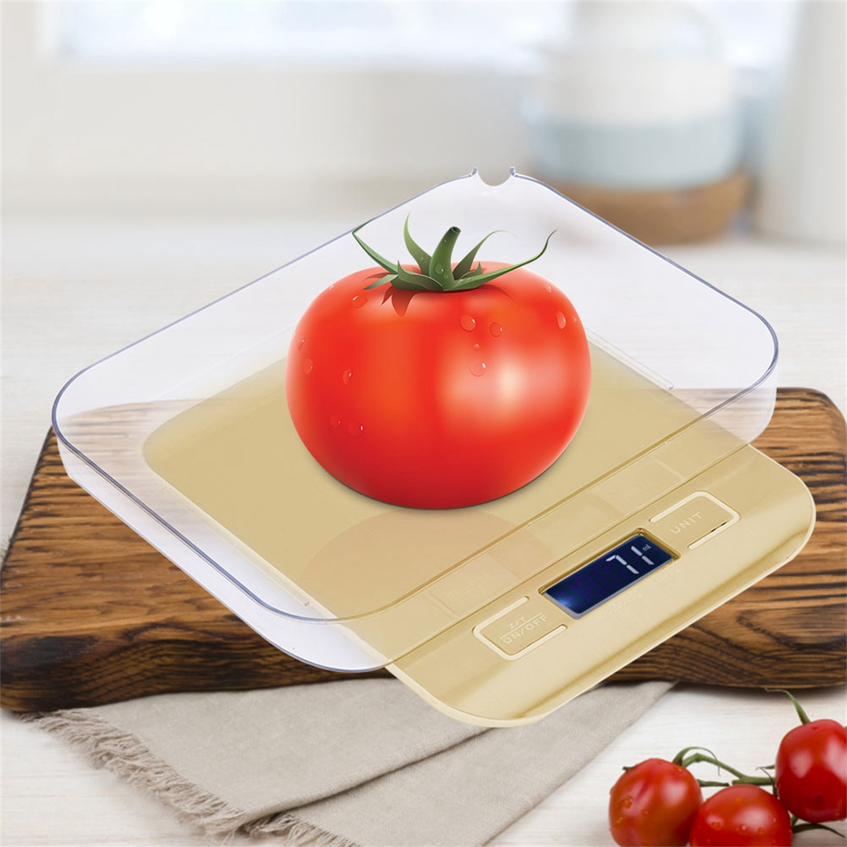 Eine rote Tomate auf einer cremefarbenen Waage. Die Waage steht auf einem Holzbrett mit einer weißen Serviette und roten Tomaten.