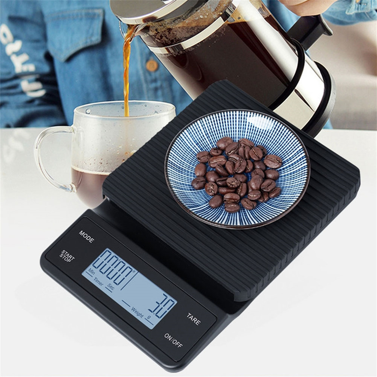 Kaffeebohnen und Waage mit schwarzer Oberfläche. Kaffee einschenken.