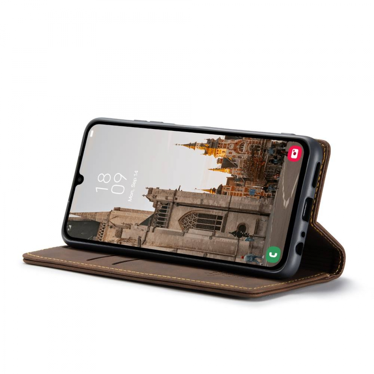 Smartphone in brauner Lederhülle. Telefonbildschirm zeigt Gebäude. Hülle ist offen und steht aufrecht.