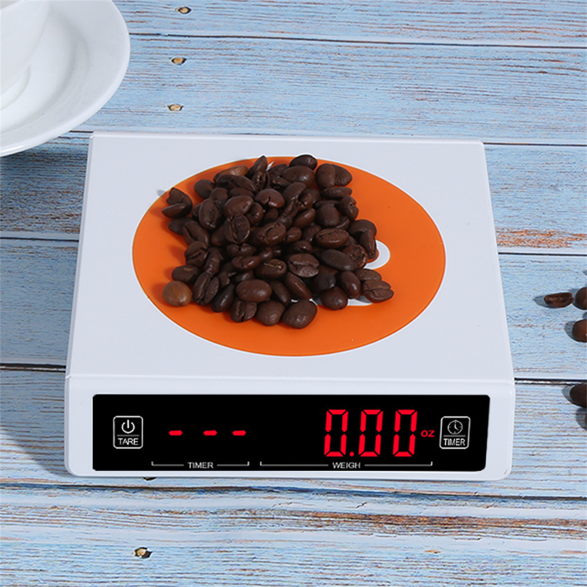 Weiße Waage mit Kaffeebohnen. Anzeige zeigt 0,00 oz.