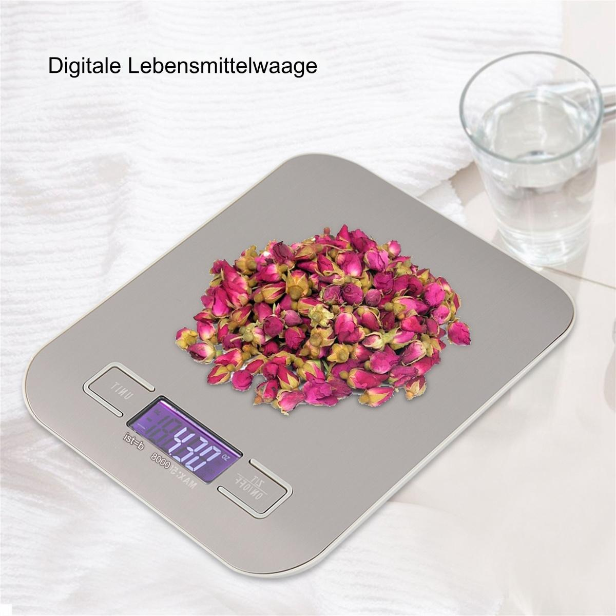 Digitale Küchenwaage mit rosa Rosenknospen. Die Waage zeigt 4.30, ein weißes Handtuch daneben.