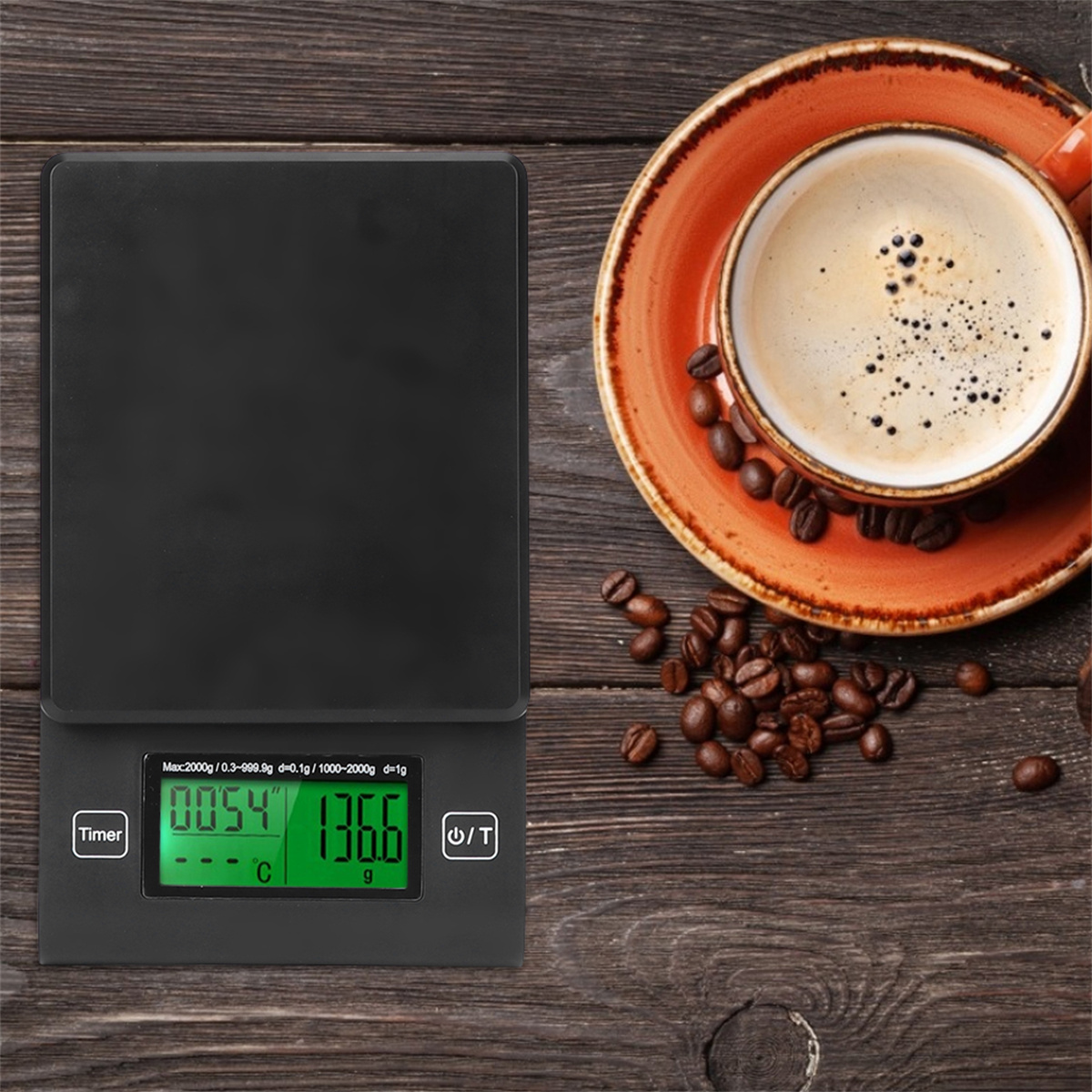 Schwarze digitale Küchenwaage mit Kaffeetasse, Bohnen und Anzeige von Gewicht und Temperatur.