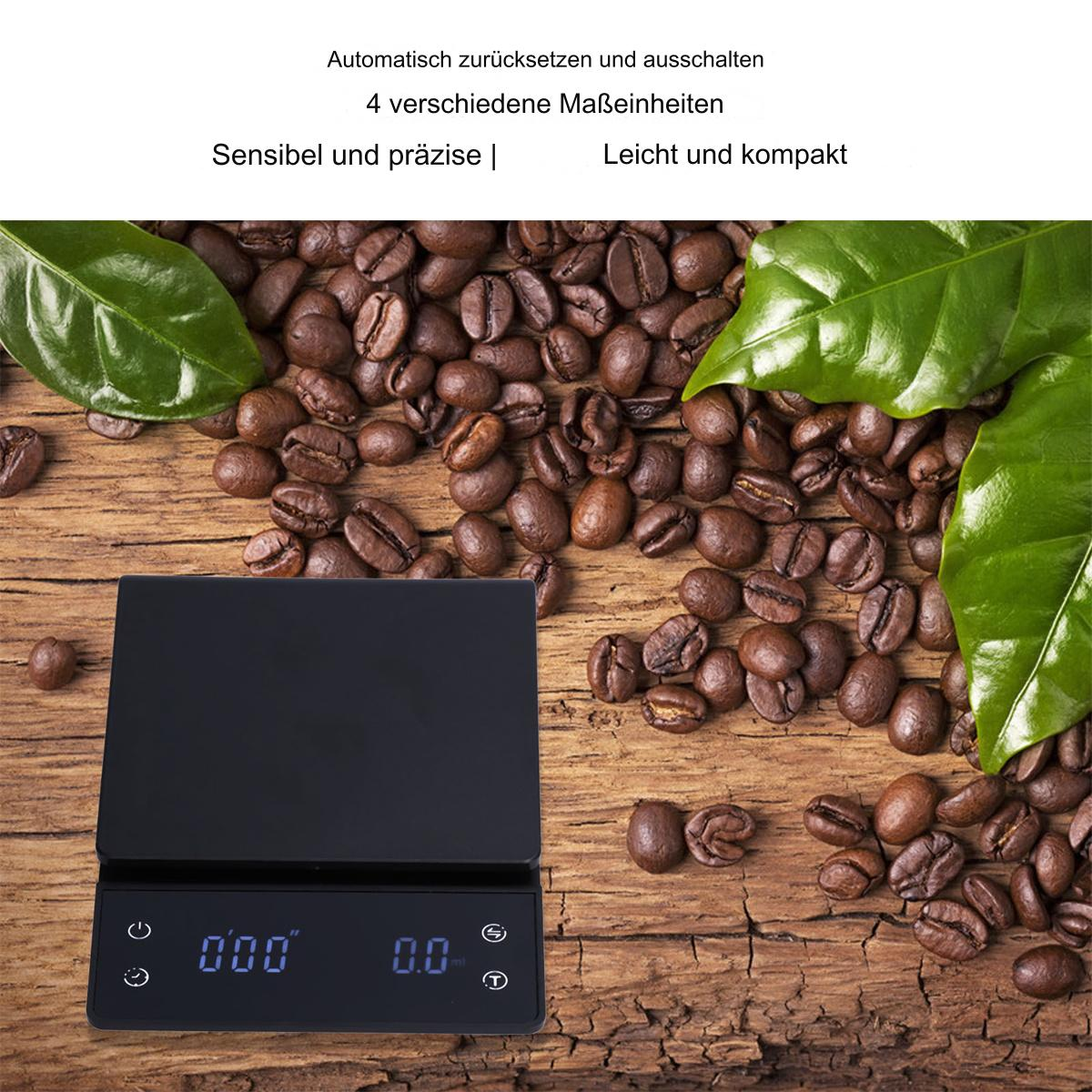 Eine schwarze Waage mit Kaffeebohnen drumherum auf einer Holzoberfläche.